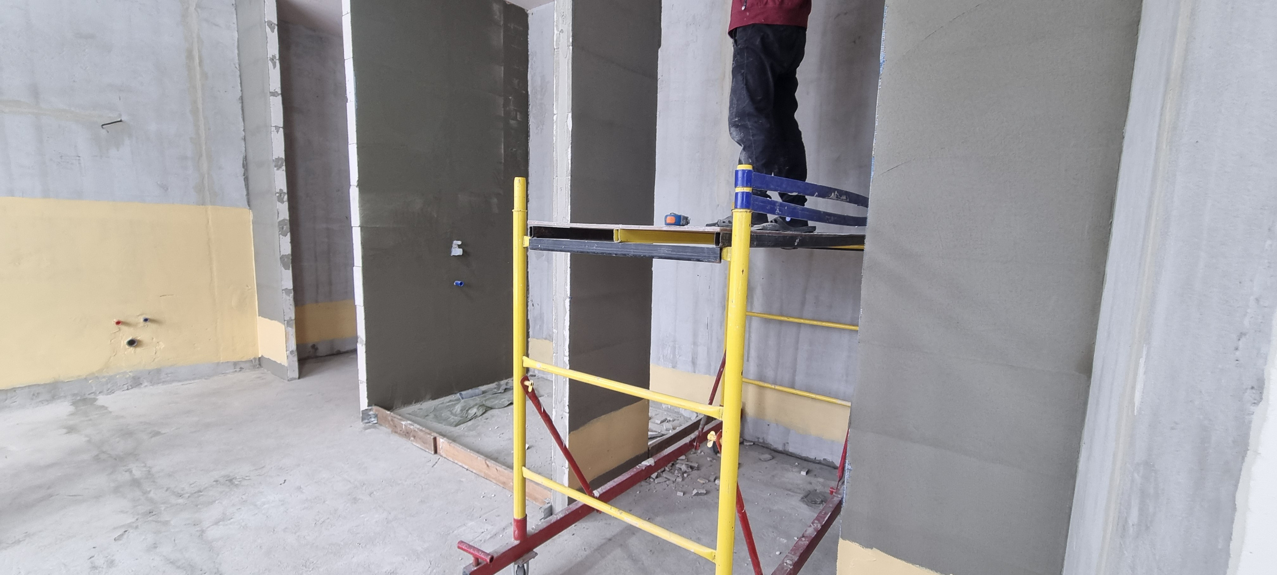  Штукатурка стен и выравнивание поверхностей.