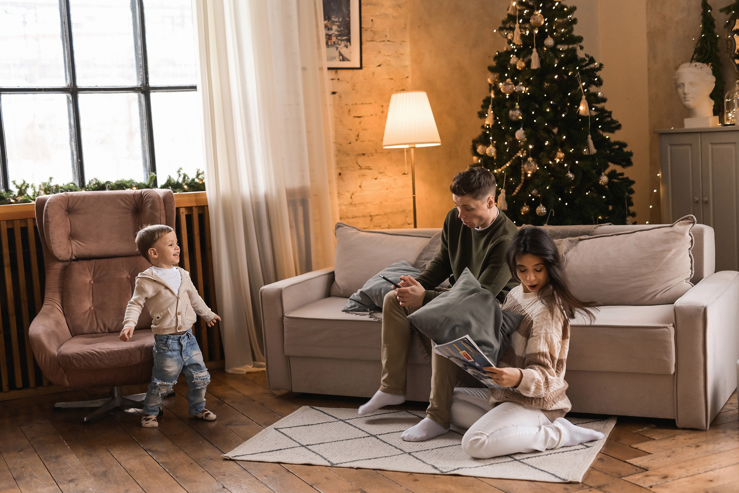 Новогодняя семейная фотосессия: уютные фото у ёлки в студии в Красноярске. 📸 Свадебный и семейный фотограф в Красноярске Тихомиров Евгений | 17 лет опыта | 800+ свадеб