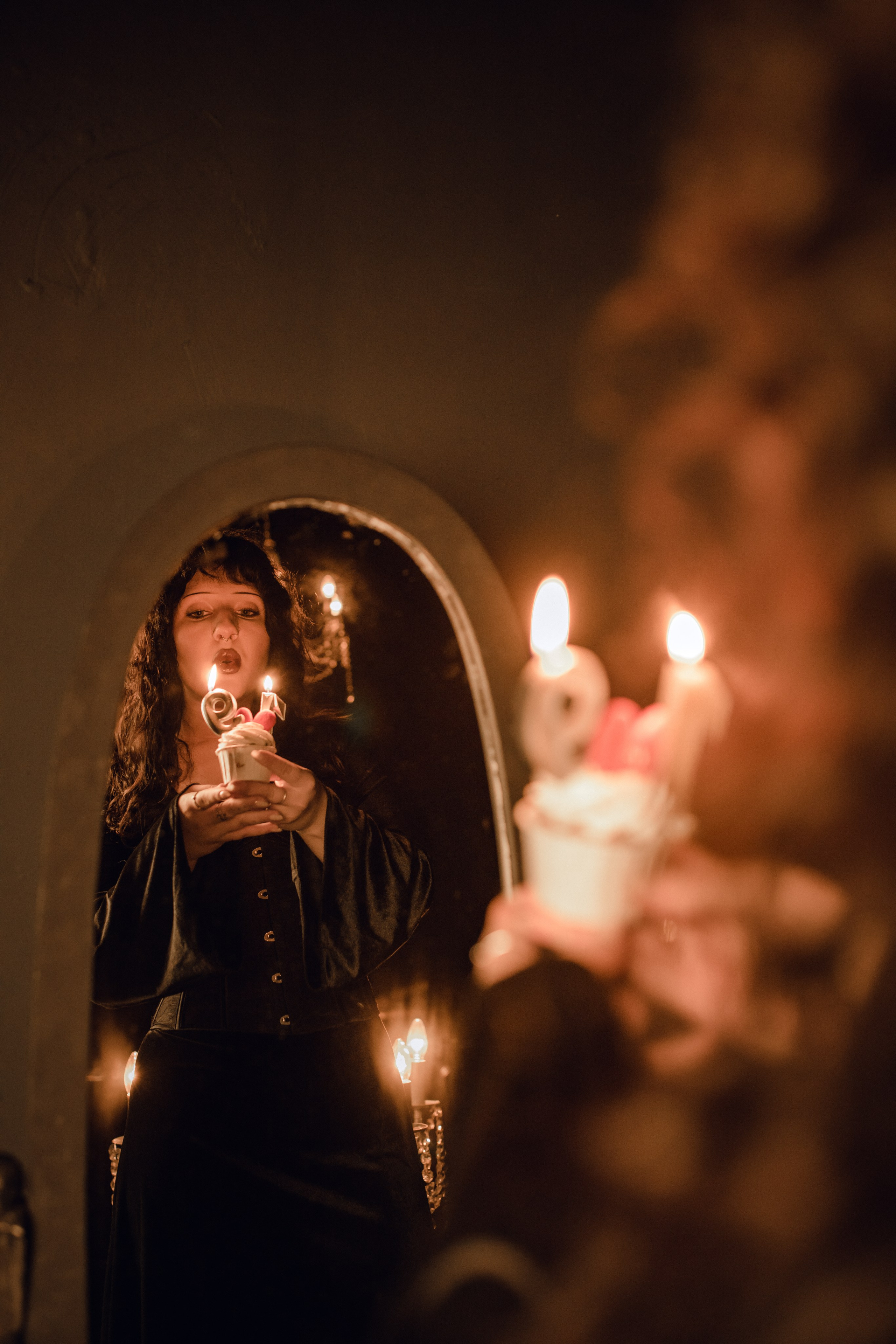 Девушка смотрит в зеркало, портретная фотосессия