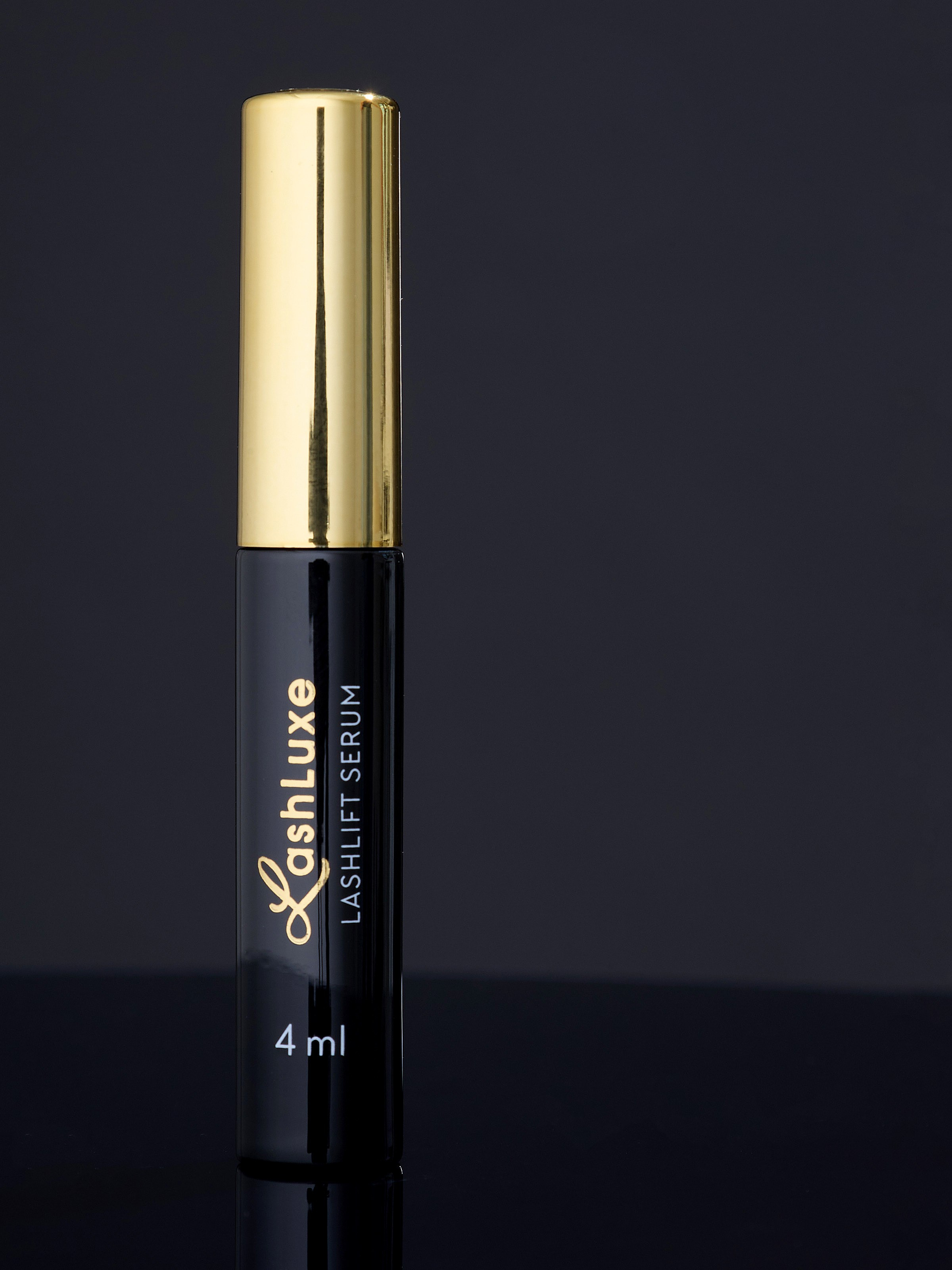 Капли для ресниц в черном тюбике с золотой крышкой | Фото на черном фоне для Ozon