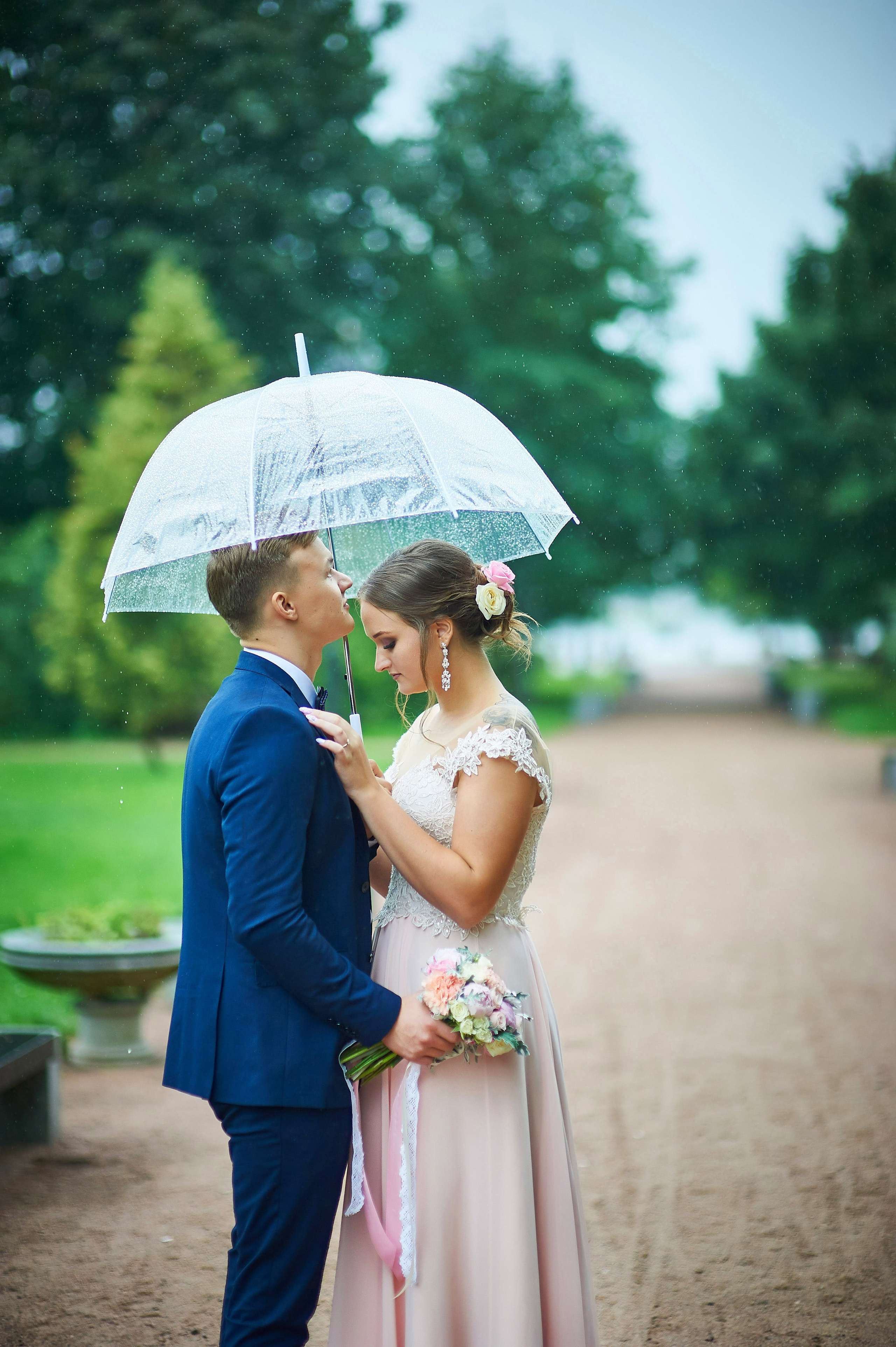 Ульяна и Дмитрий (свадебная прогулка в Сестрорецке под дождем, , фотосессия в верхнем парке Петергофа). Портретный, семейный и свадебный фотограф в Санкт-Петербурге и в Пушкине Ширяев Денис