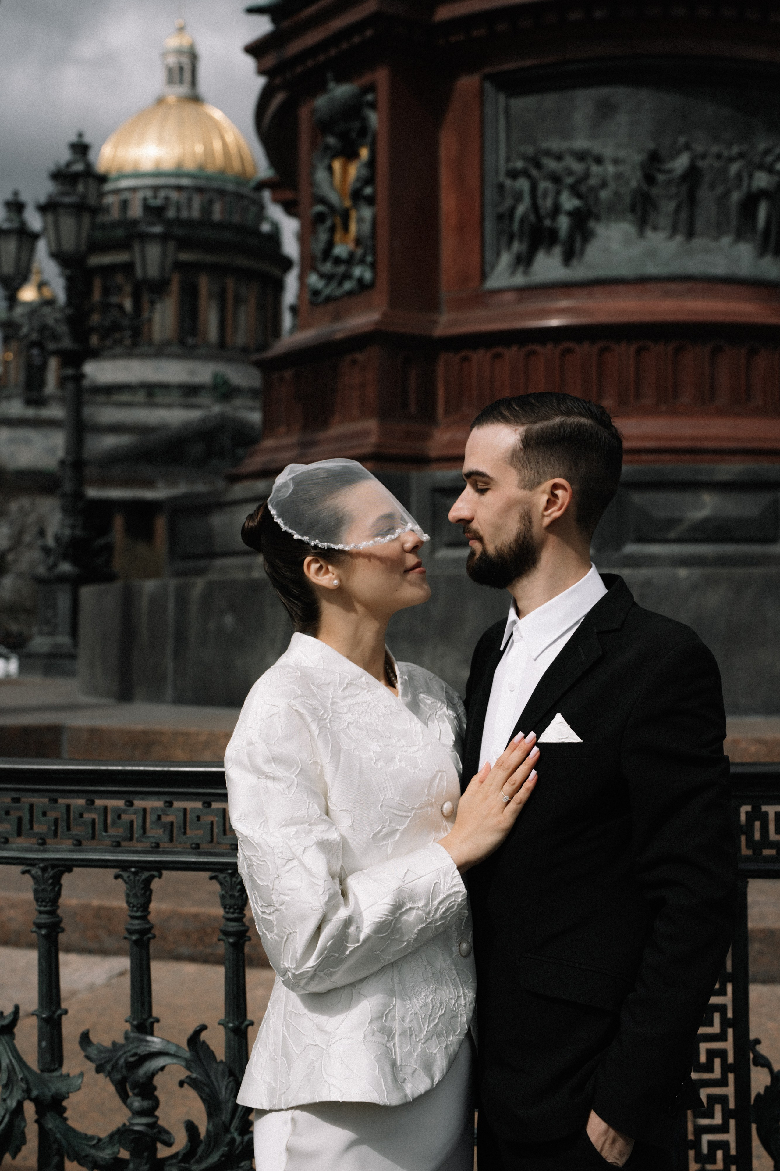 Свадебная фотосессия в Апреле в Петербурге. Свадебный фотограф Александр Невский в Санкт-Петербурге