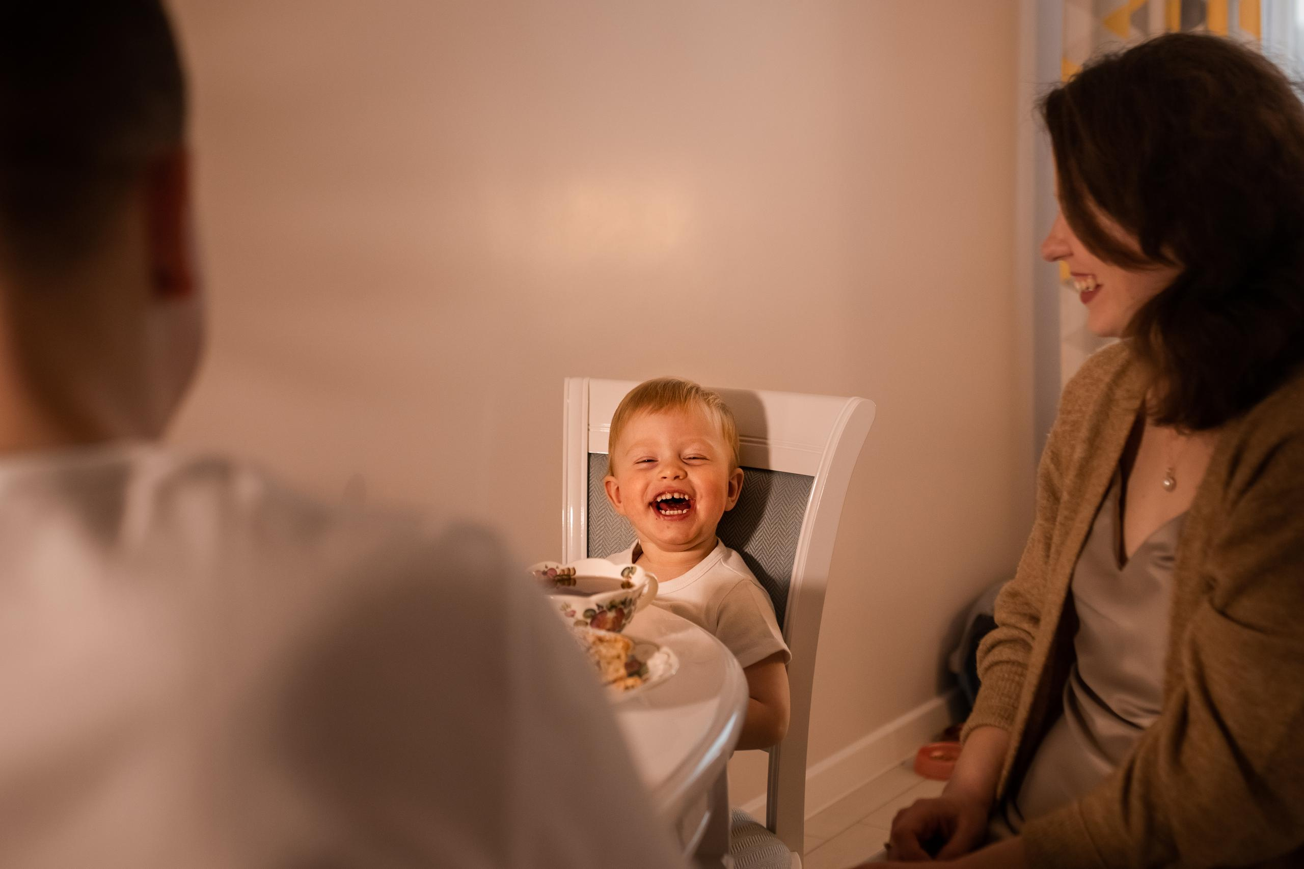 Веселая и уютная домашняя фотосессия для семьи Артема и Лизы. Женский семейный фотограф Тула Москва Захарова Анна