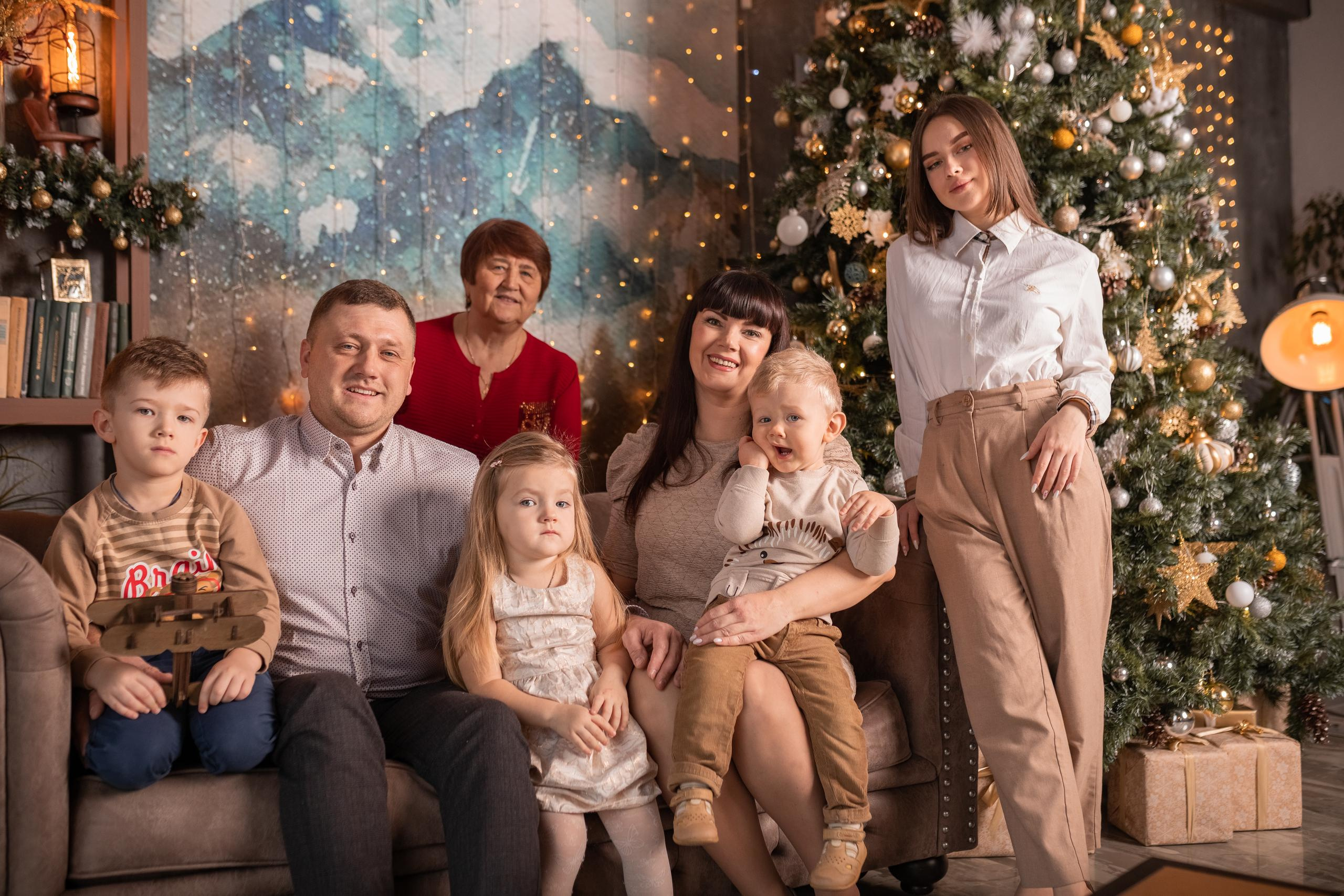 Новогодняя съемка для большой семьи в студии Библиотека. Женский семейный фотограф Тула Москва Захарова Анна