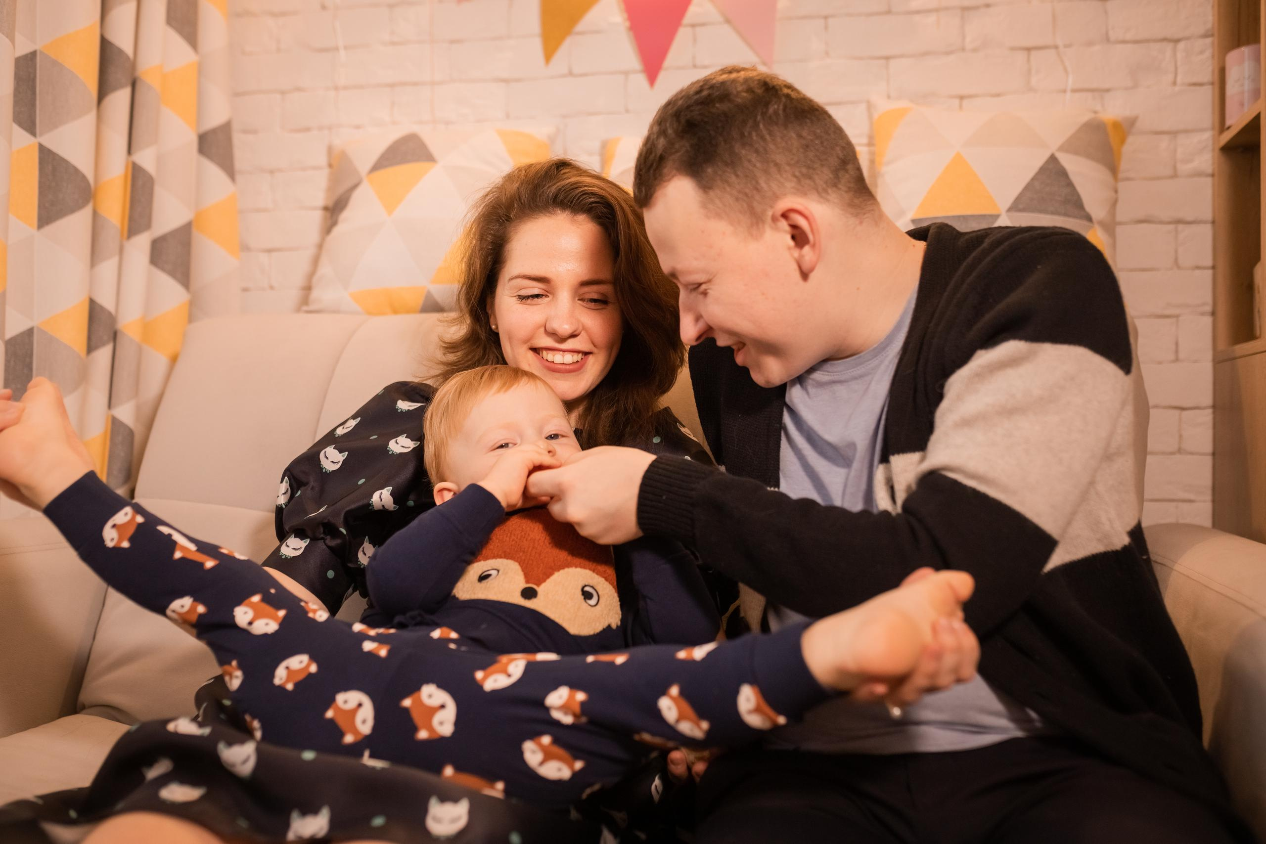 Веселая и уютная домашняя фотосессия для семьи Артема и Лизы. Женский семейный фотограф Тула Москва Захарова Анна