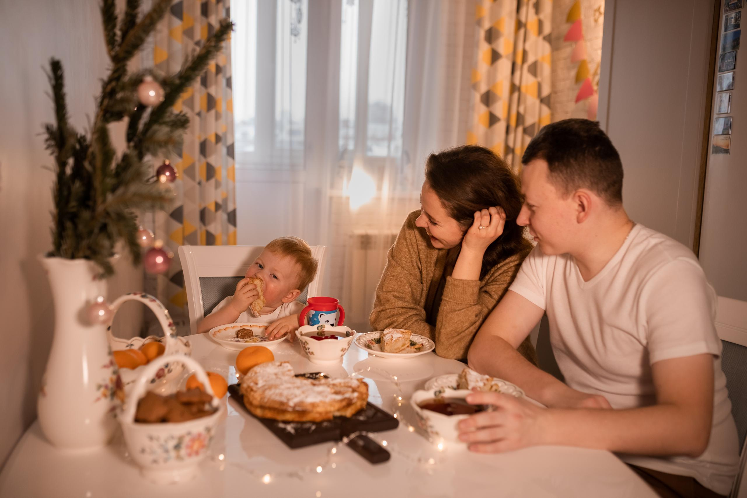 Веселая и уютная домашняя фотосессия для семьи Артема и Лизы. Женский семейный фотограф Тула Москва Захарова Анна