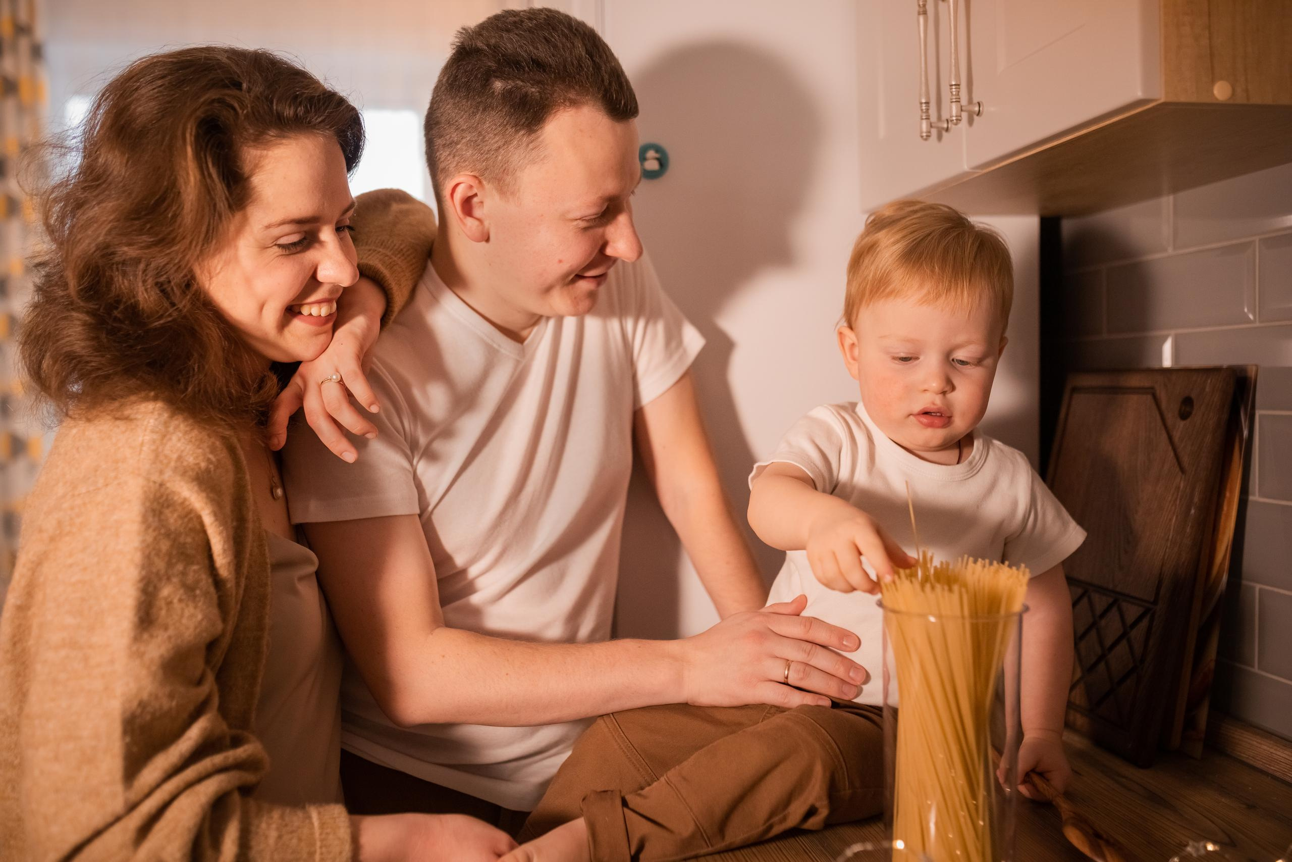 Веселая и уютная домашняя фотосессия для семьи Артема и Лизы. Женский семейный фотограф Тула Москва Захарова Анна