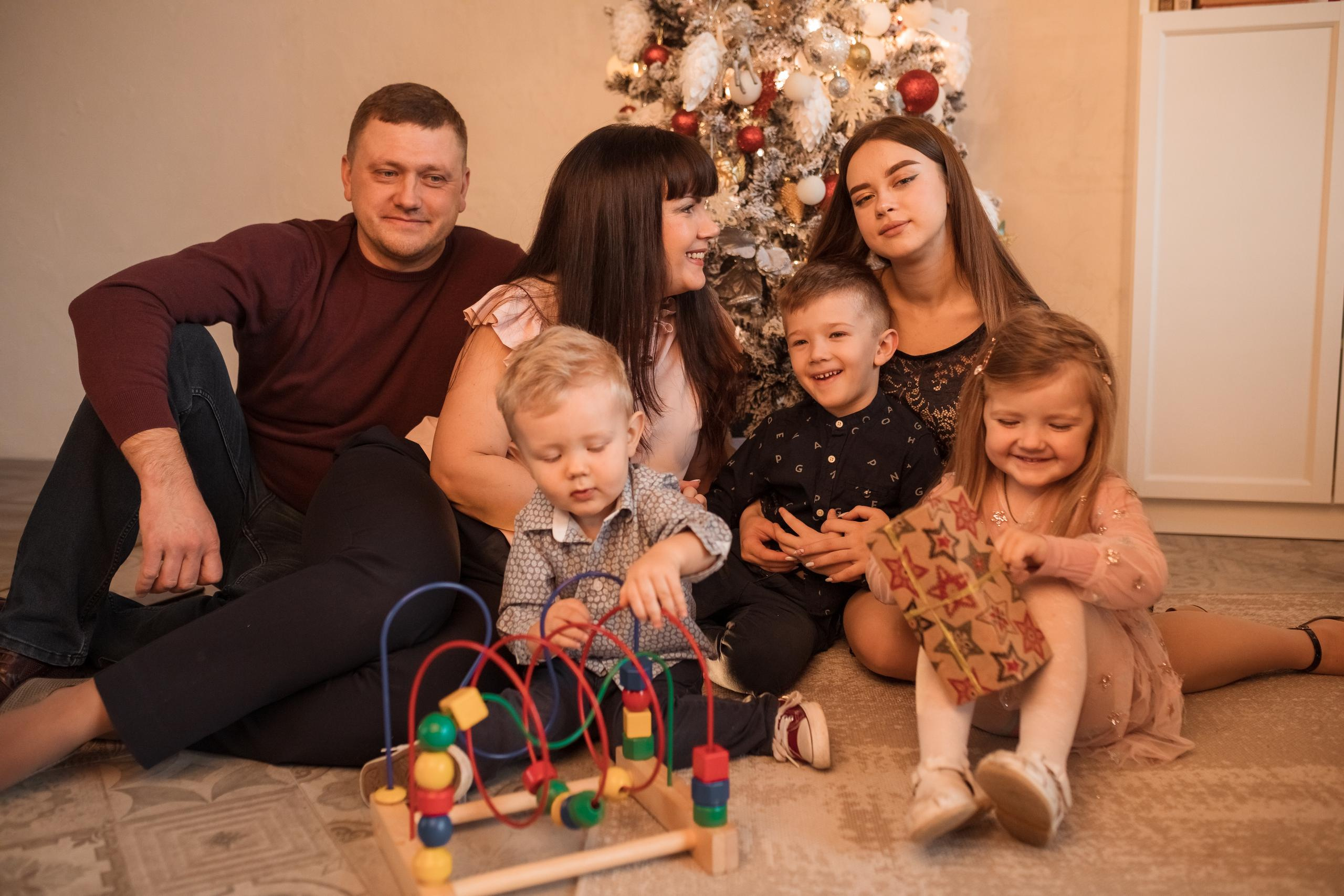 Новогодняя съемка для большой семьи в студии Библиотека. Женский семейный фотограф Тула Москва Захарова Анна