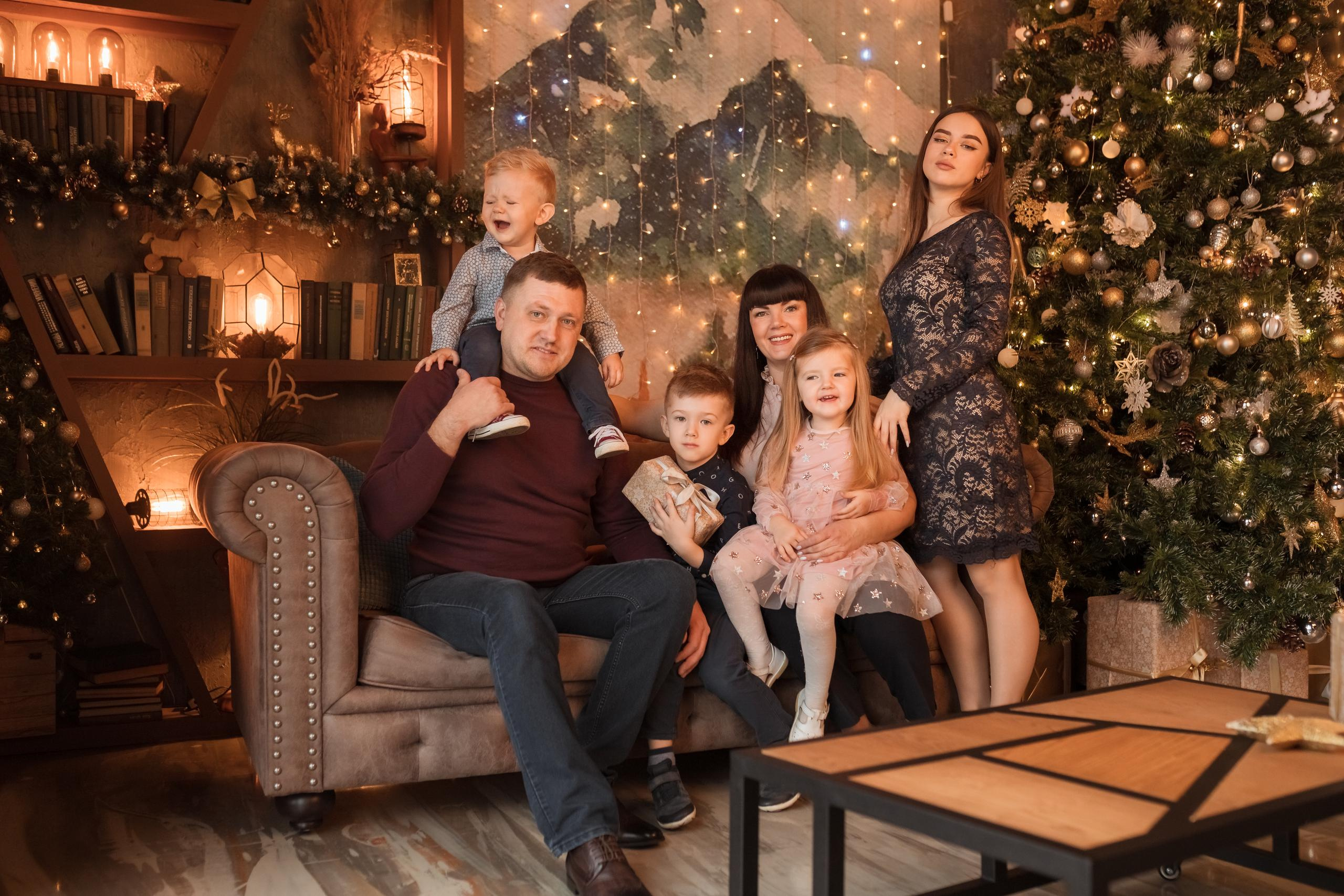 Новогодняя съемка для большой семьи в студии Библиотека. Женский семейный фотограф Тула Москва Захарова Анна