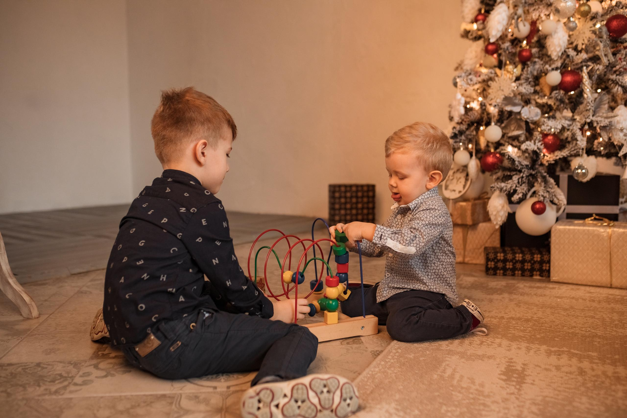 Новогодняя съемка для большой семьи в студии Библиотека. Женский семейный фотограф Тула Москва Захарова Анна