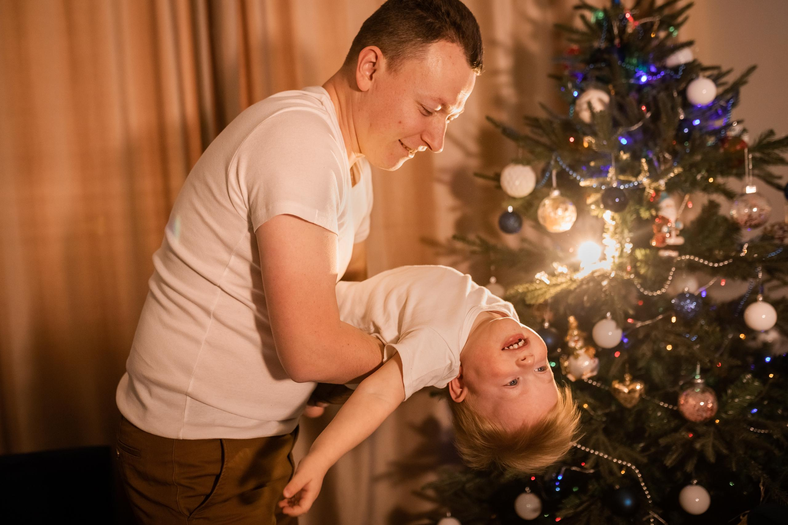 Веселая и уютная домашняя фотосессия для семьи Артема и Лизы. Женский семейный фотограф Тула Москва Захарова Анна