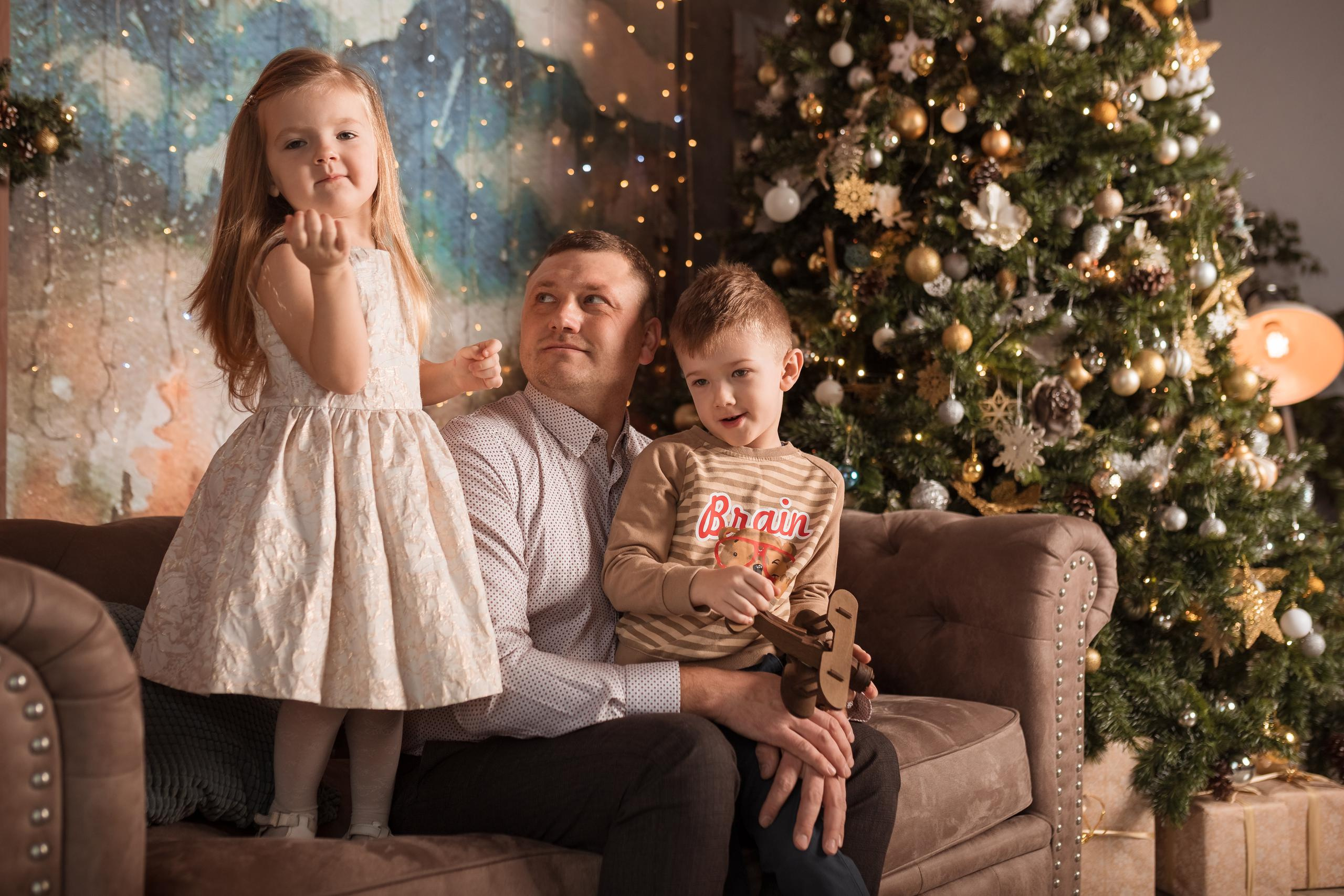 Новогодняя съемка для большой семьи в студии Библиотека. Женский семейный фотограф Тула Москва Захарова Анна
