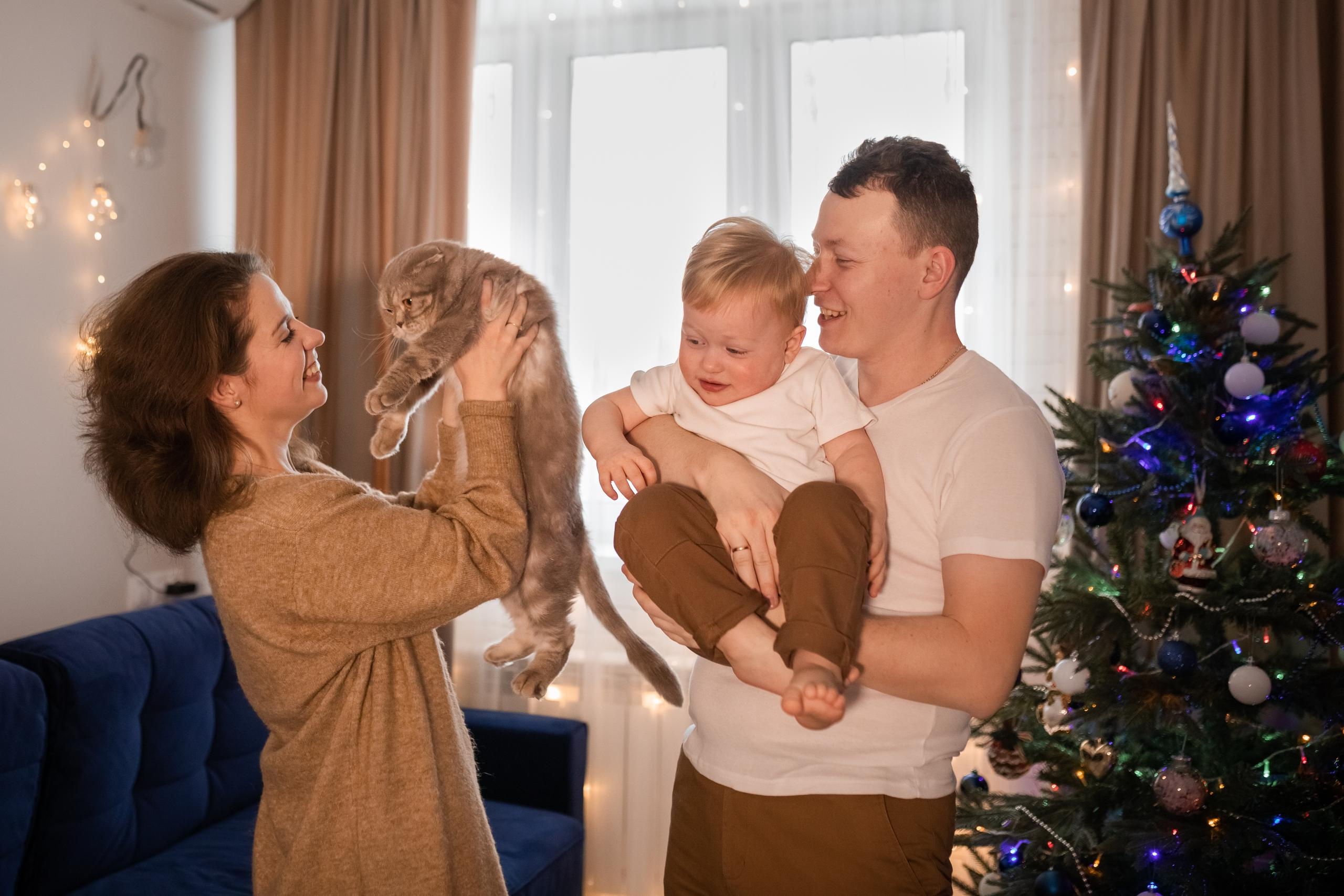 Веселая и уютная домашняя фотосессия для семьи Артема и Лизы. Женский семейный фотограф Тула Москва Захарова Анна