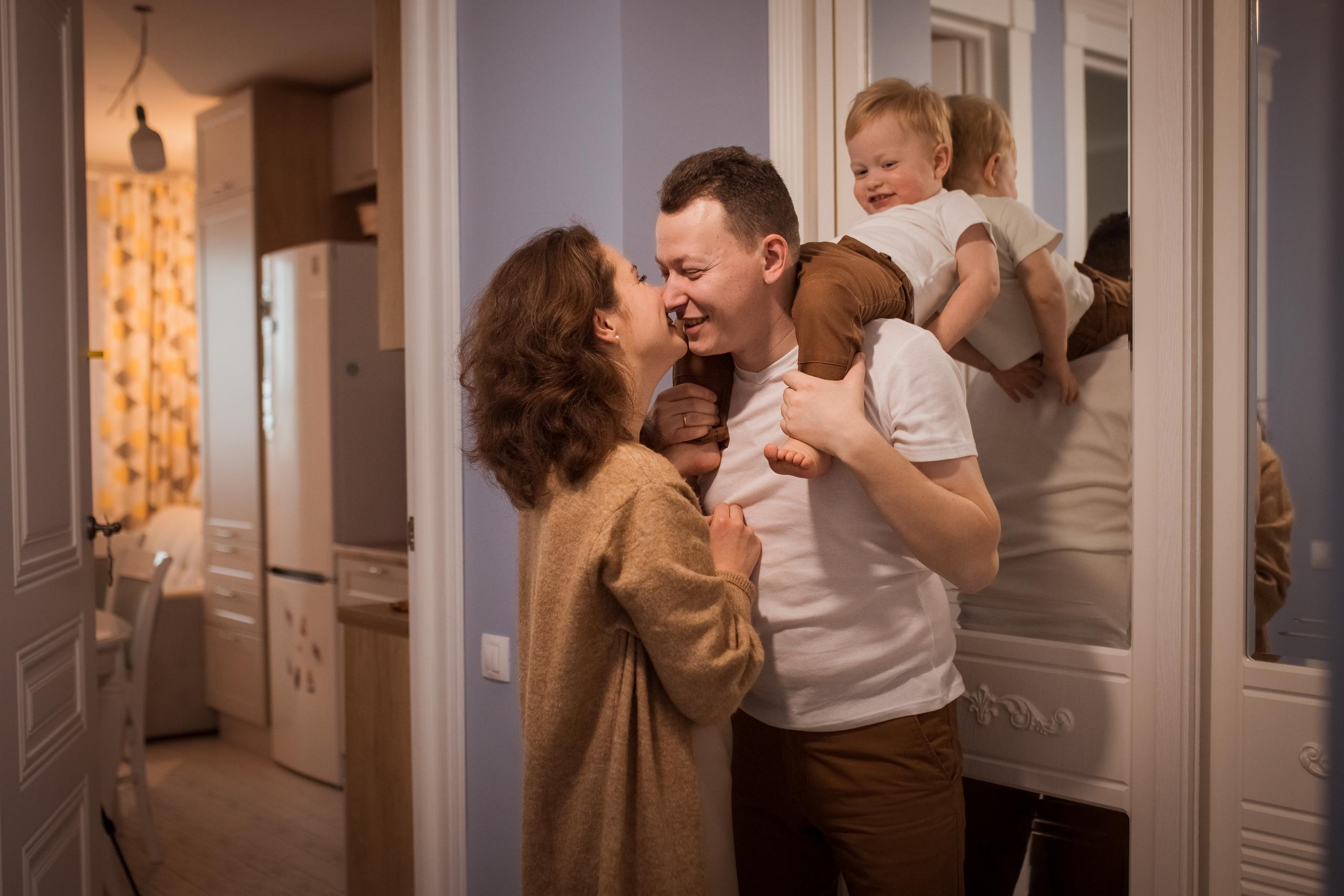 Веселая и уютная домашняя фотосессия для семьи Артема и Лизы. Женский семейный фотограф Тула Москва Захарова Анна