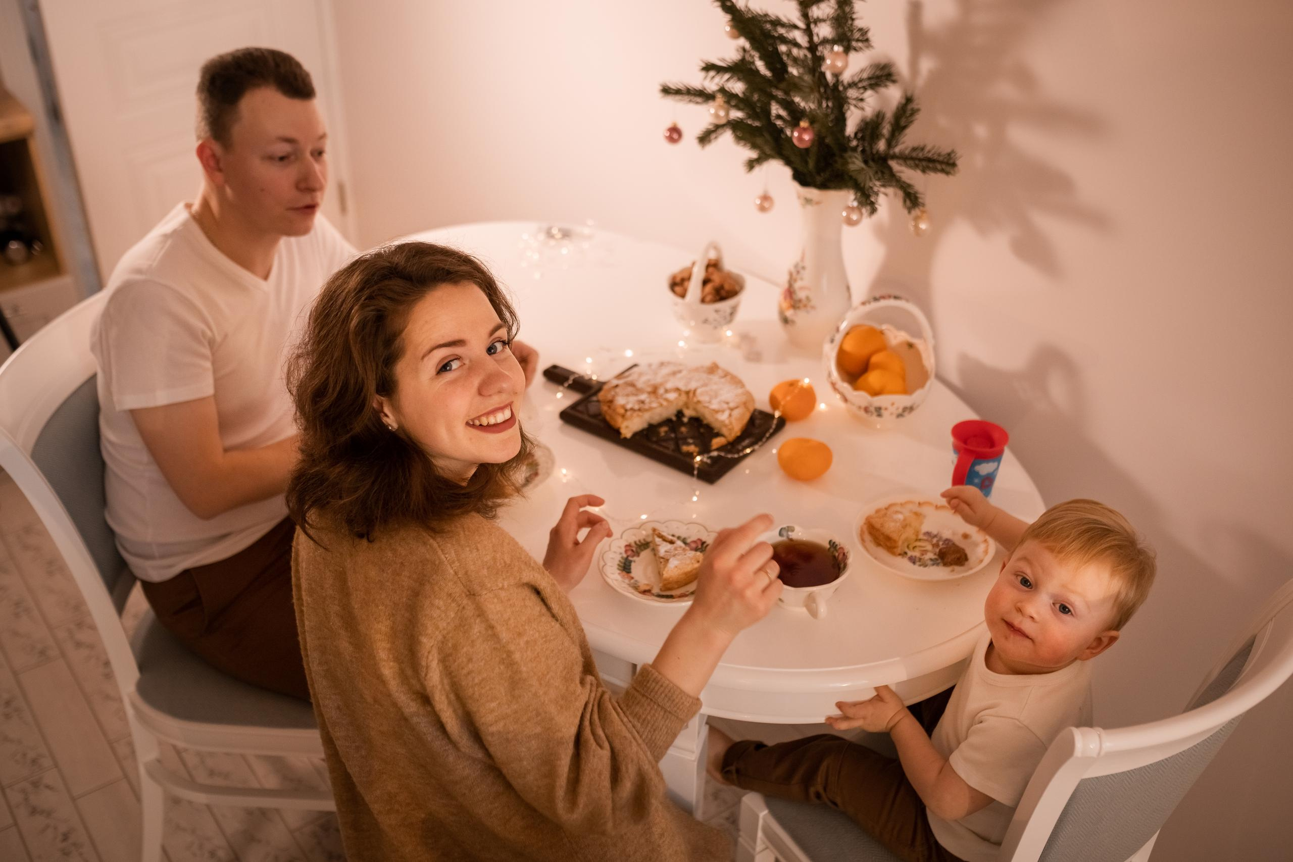 Веселая и уютная домашняя фотосессия для семьи Артема и Лизы. Женский семейный фотограф Тула Москва Захарова Анна