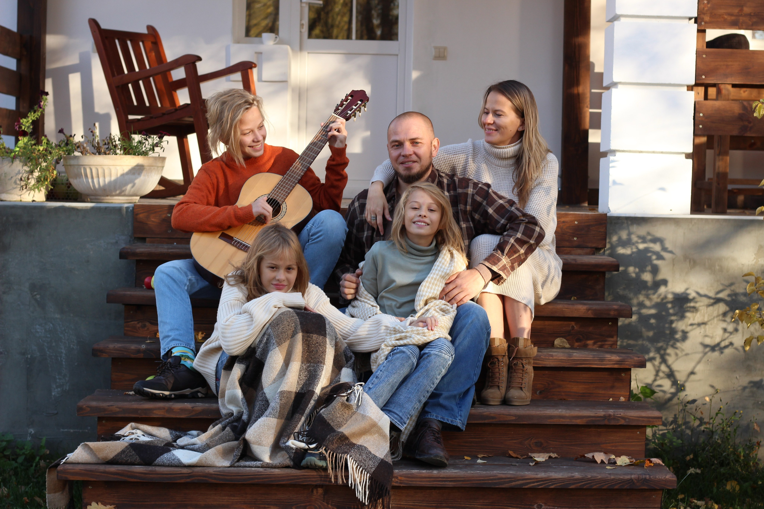 Семейная фотосессия на крыльце дома в Москве