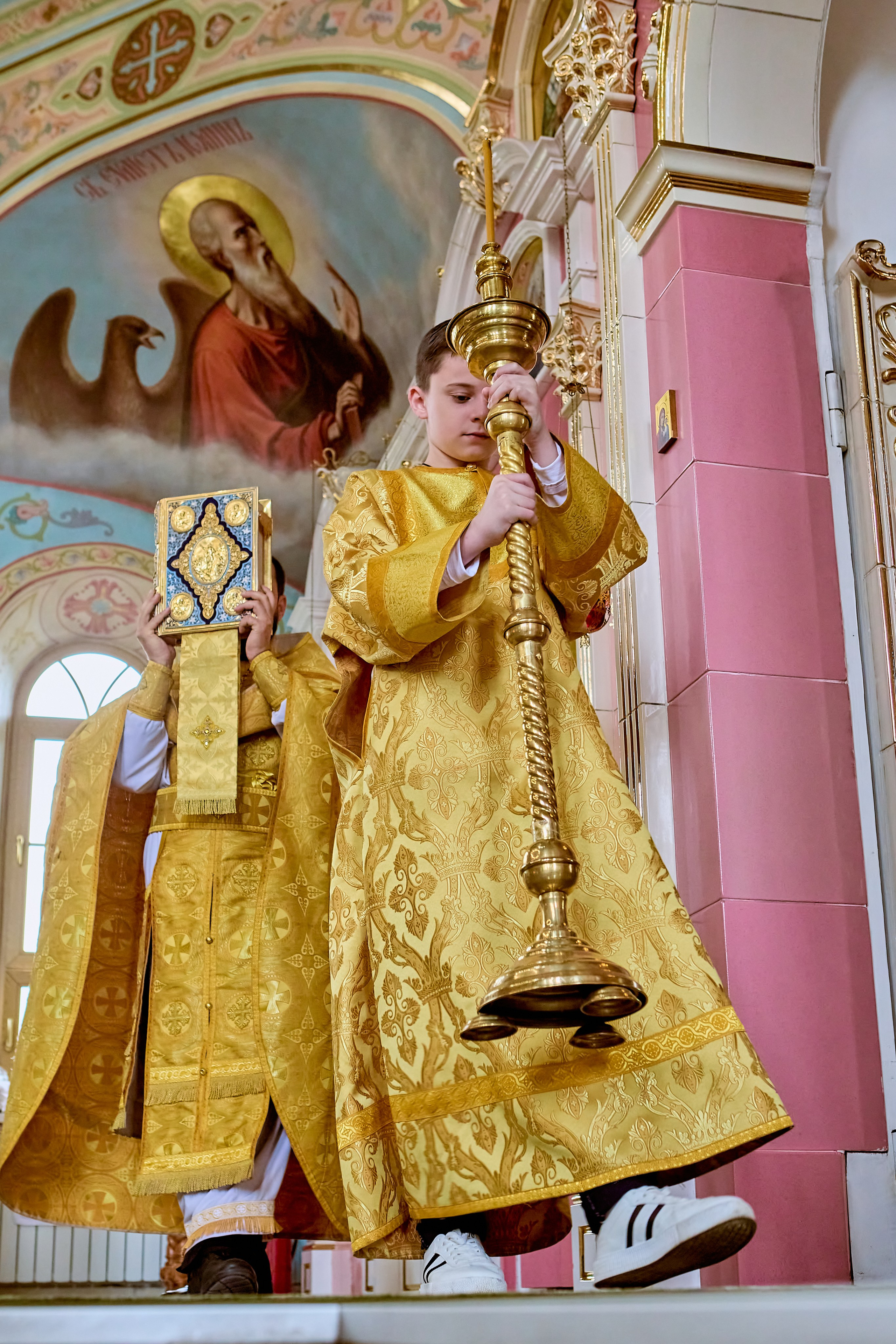 Светлая Божественная Литургия в Неделю Всех Святых — торжество веры и духовного единства, запечатлённое православным фотографом Николаем Головановым, г. Дзержинск.