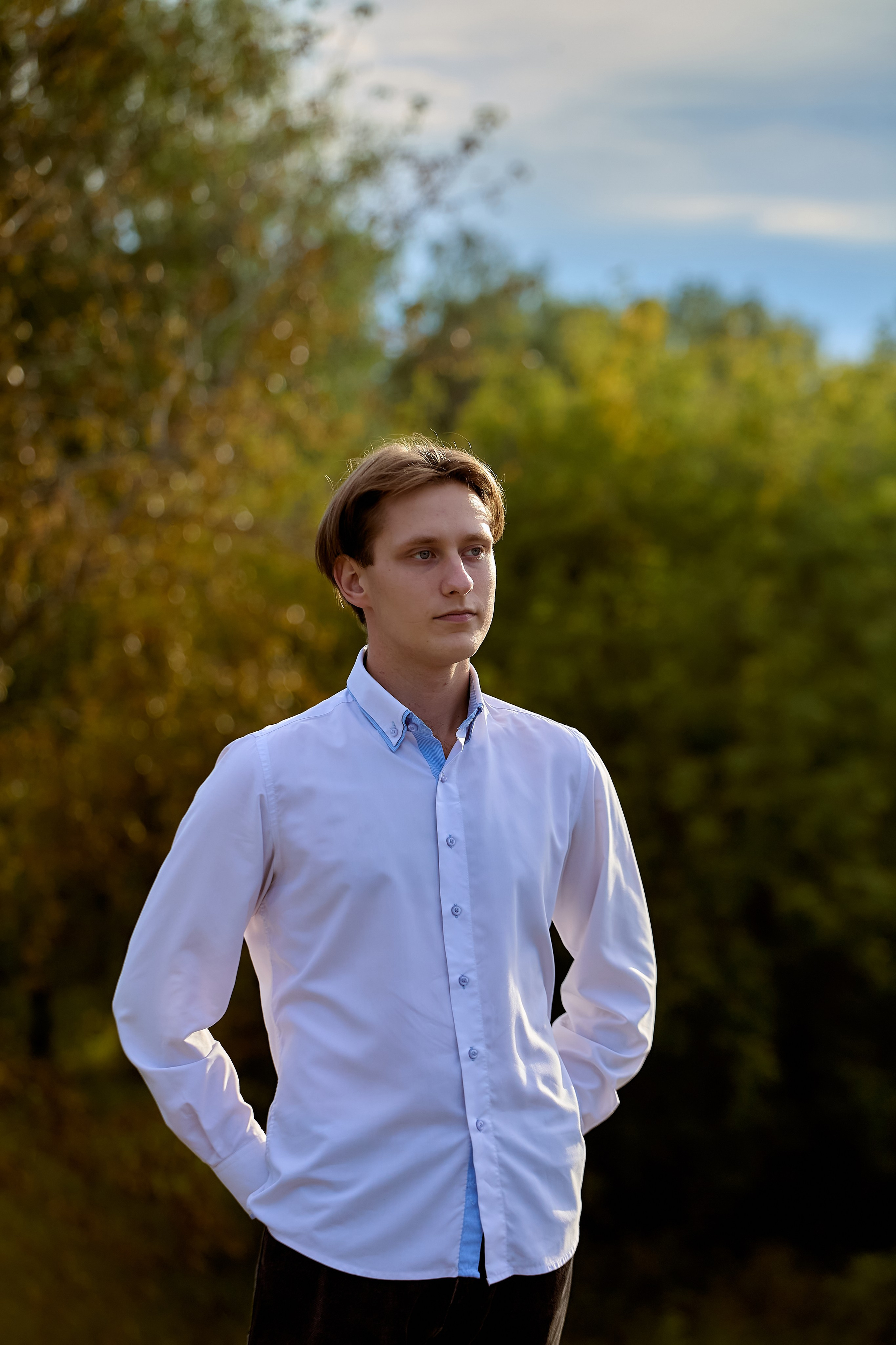 Мужской портрет в заброшенном здании