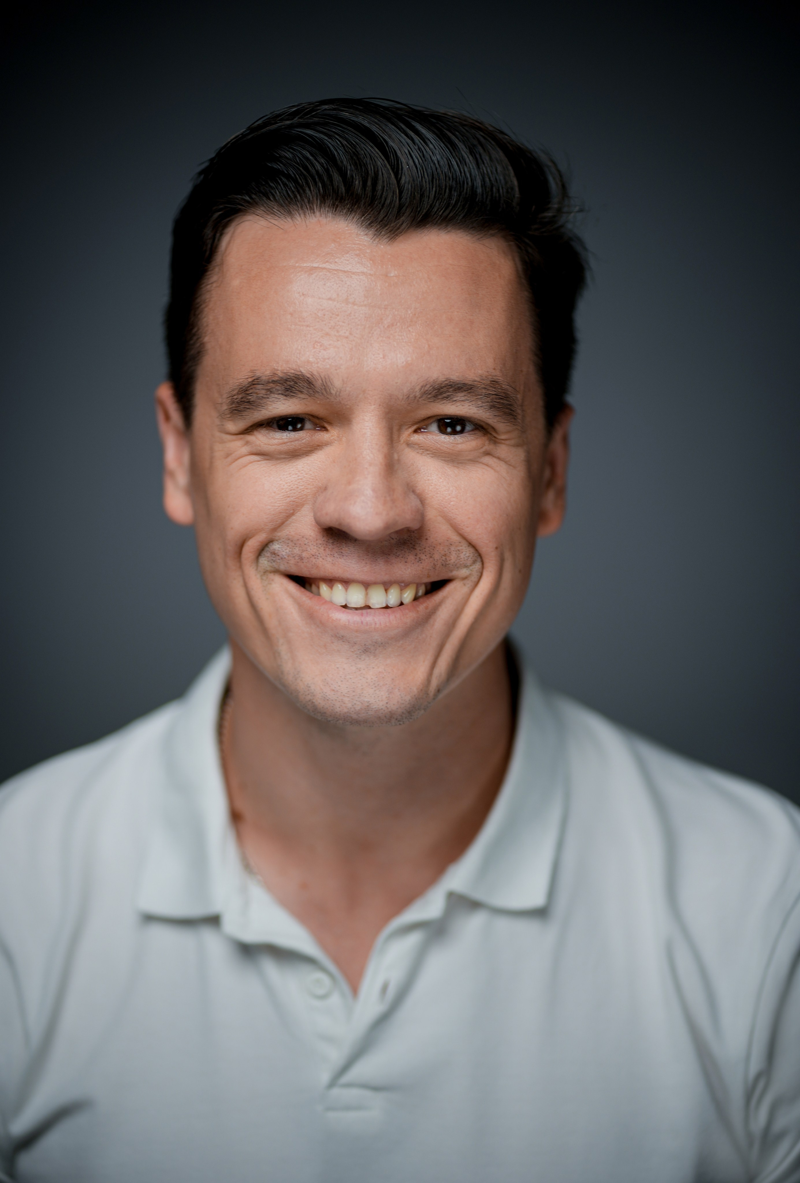 Актёр Дмитрий Абазовик. Портретная съемка в Москве, студийный фотограф Игорь Фомин