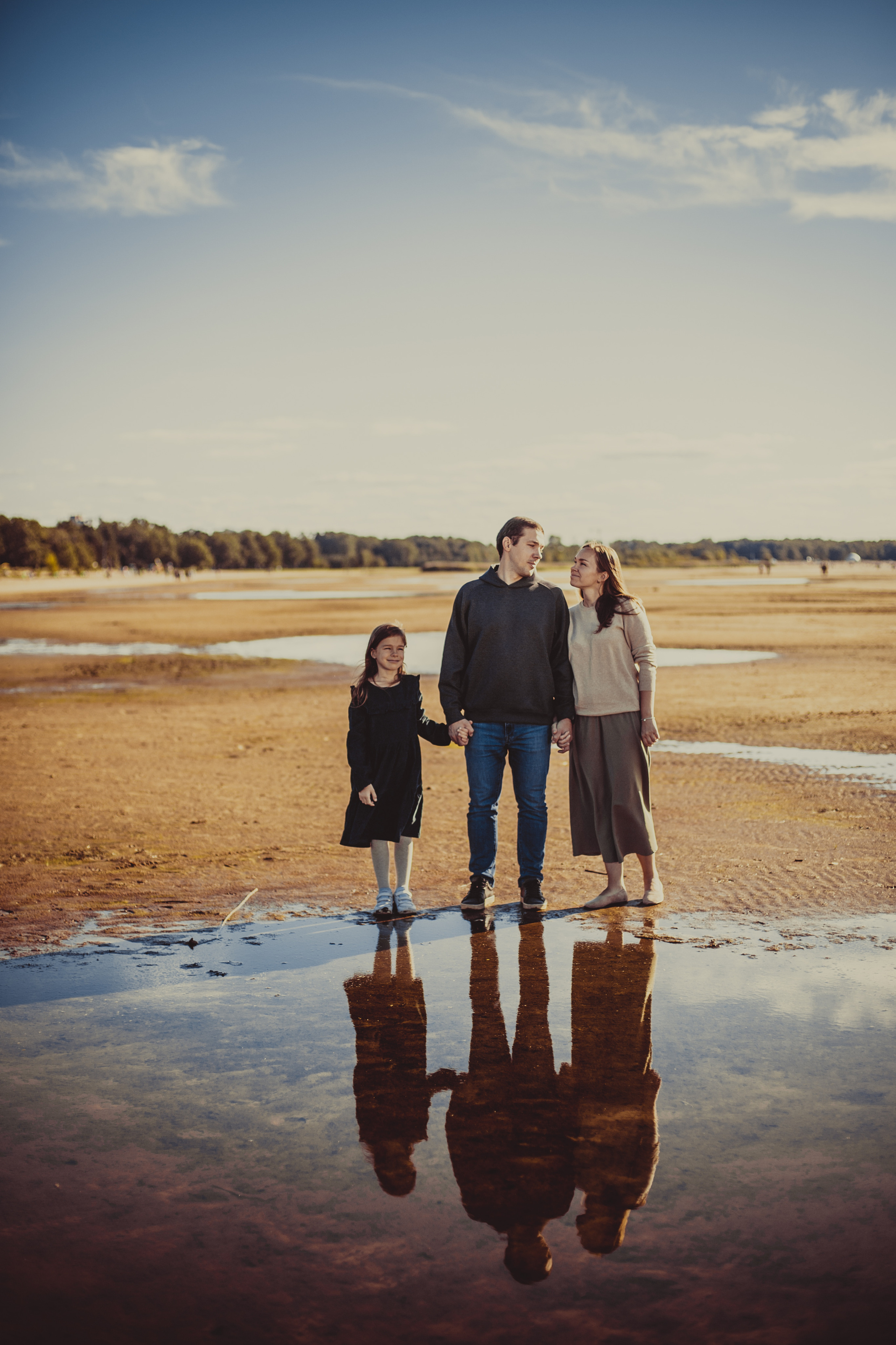 Фотосессия дочки с родителями на пляже Финского залива. Детский, свадебный и семейный фотограф Юлия Курбатова, Санкт-Петербург