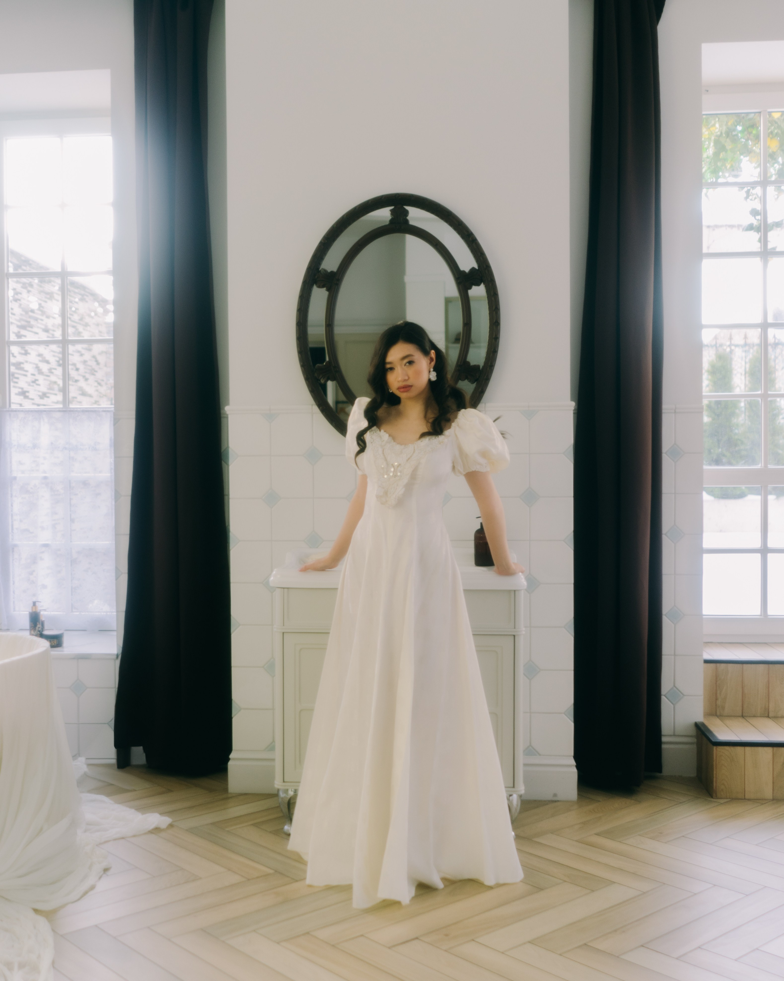 Утро невесты в Москве, невеста в винтажном свадебном платье, фотосессия от свадебного фотографа