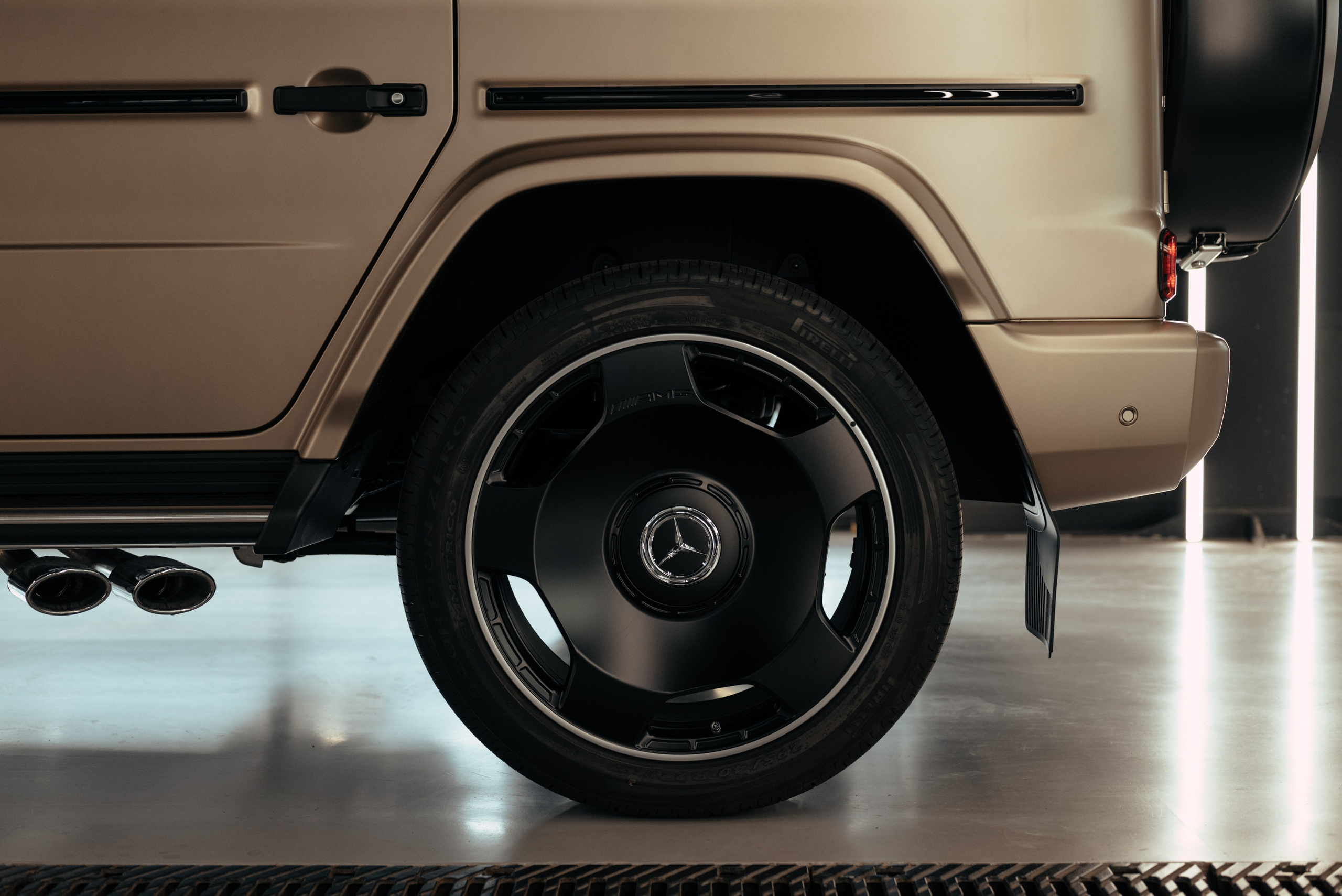 Mercedes G63 Gold. DeLorein