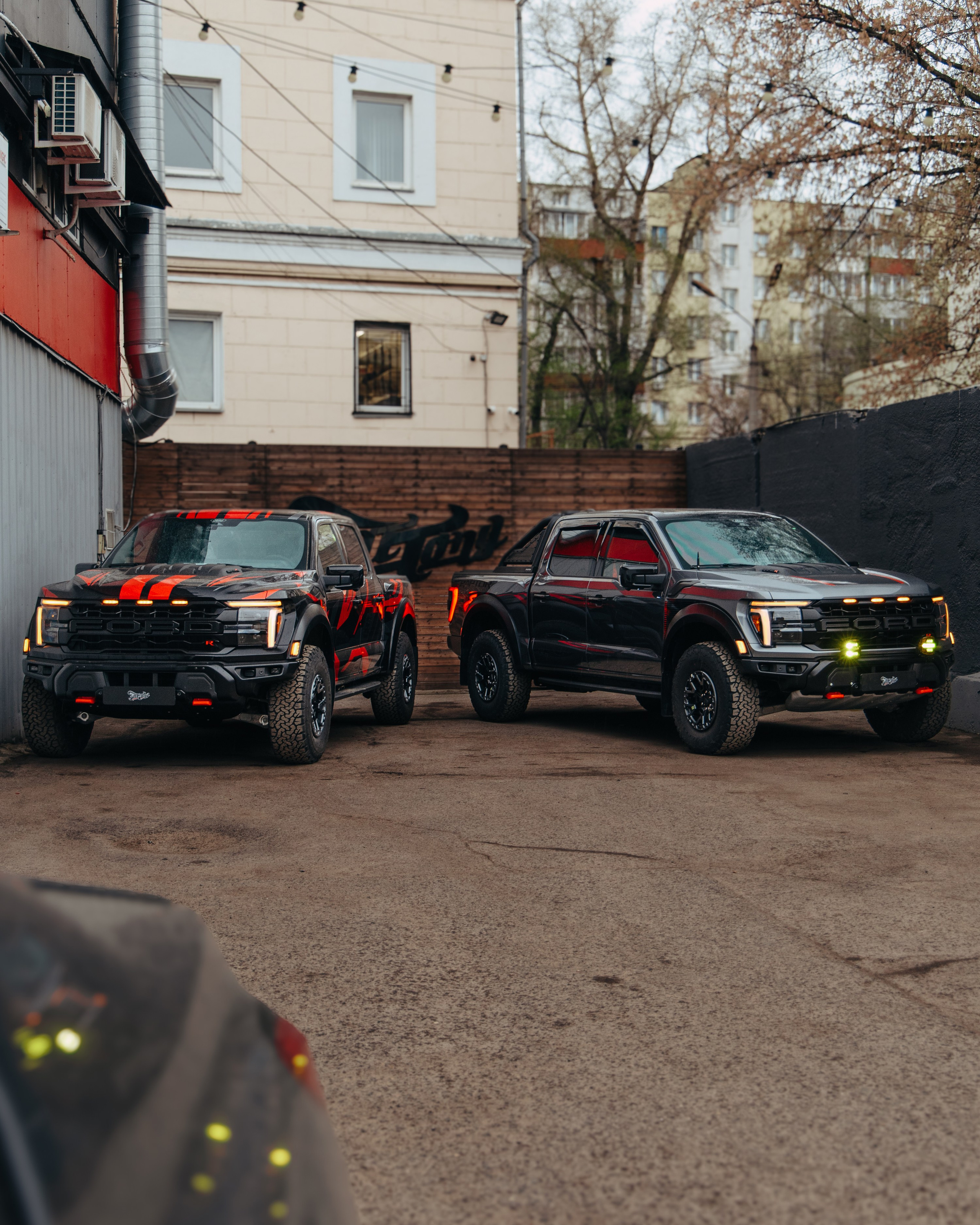 2x Ford Raptor R. DeLorein
