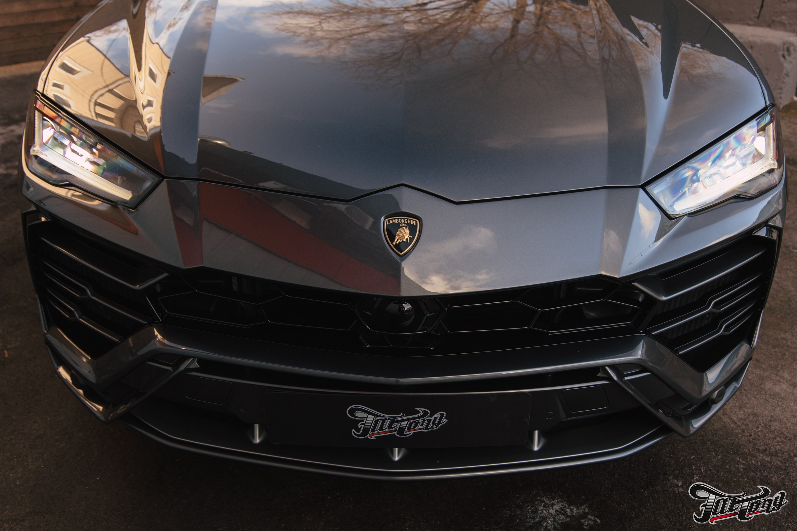 Lamborghini Urus перешив поврежденных элементов салона, окрас капота и деталей. DeLorein