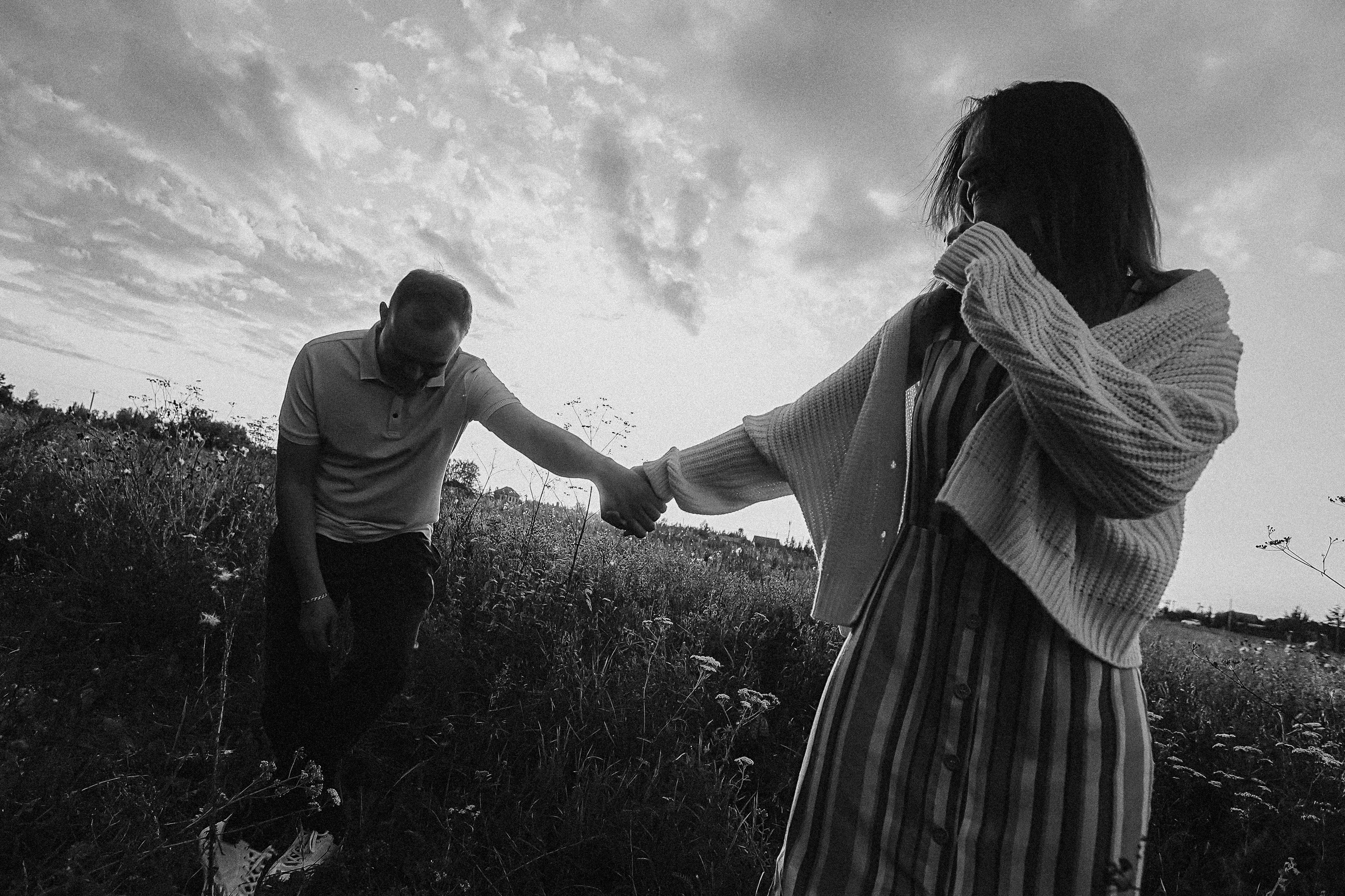 Поле love story на закате. Семейный фотограф Тюмень, фотограф на роды Салмина Мария