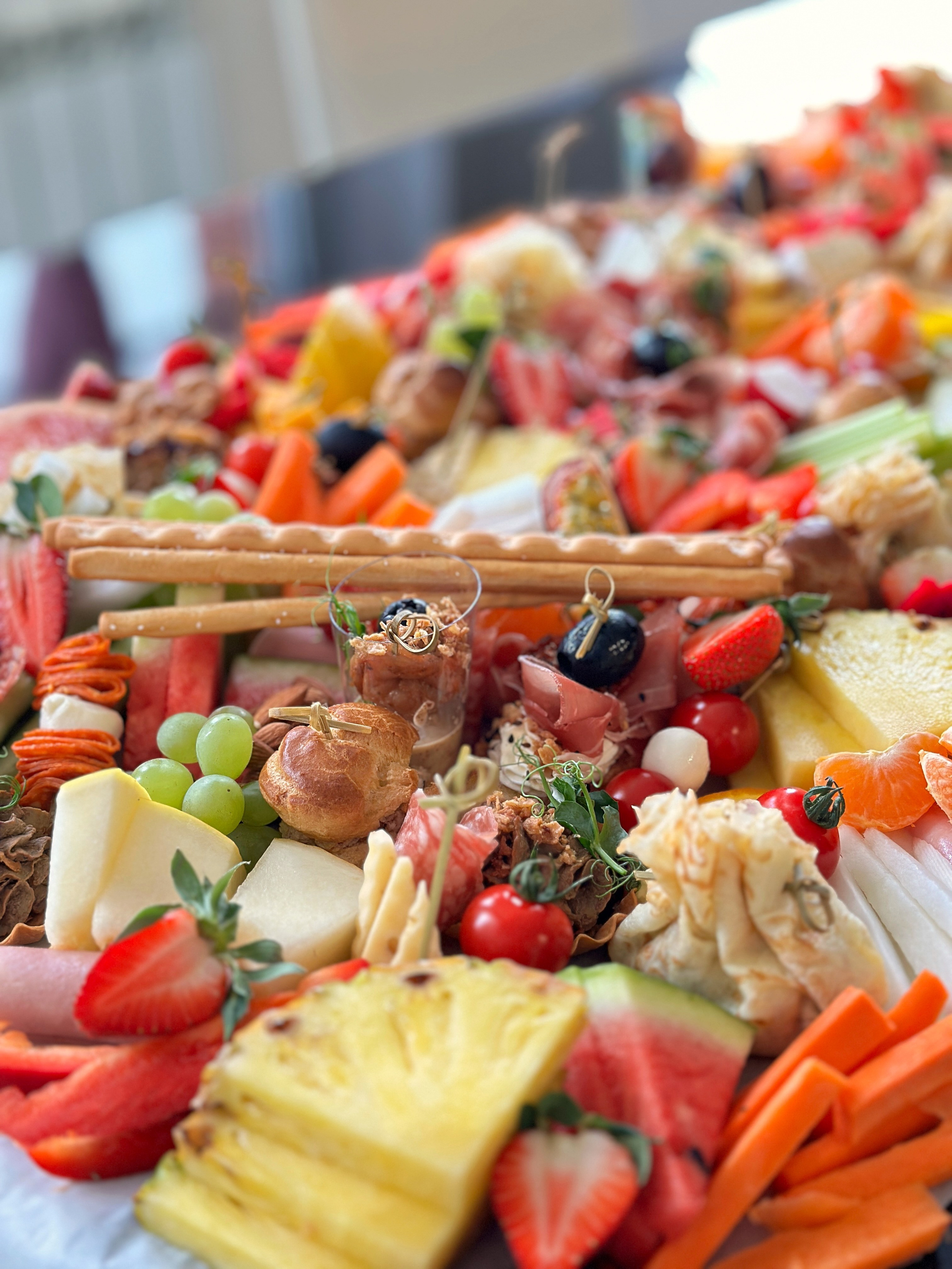 Столы. Выездной кейтеринг, съедобные букеты, торты и сладости на заказ