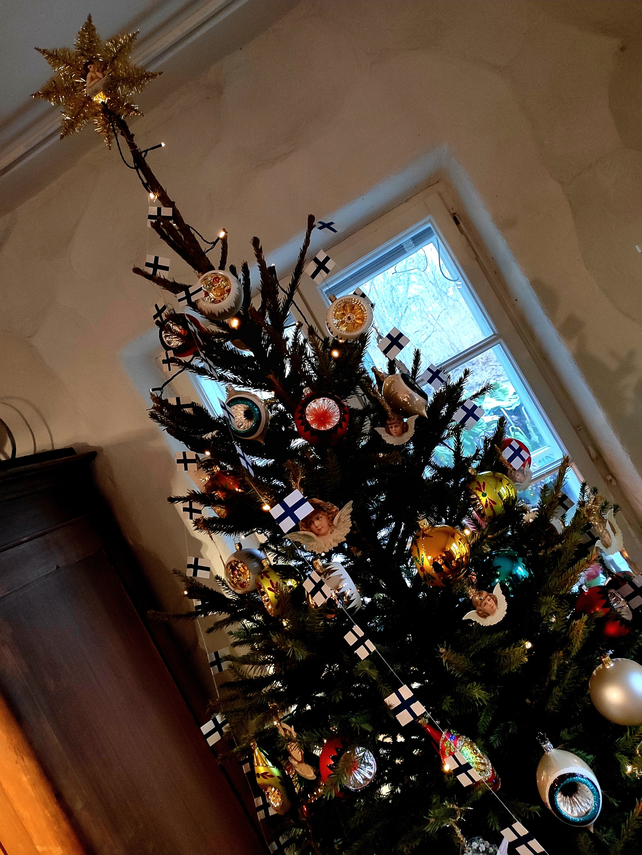 Музей украшен к Новому году, стоит елка, со складов достали исторические елочные игрушки