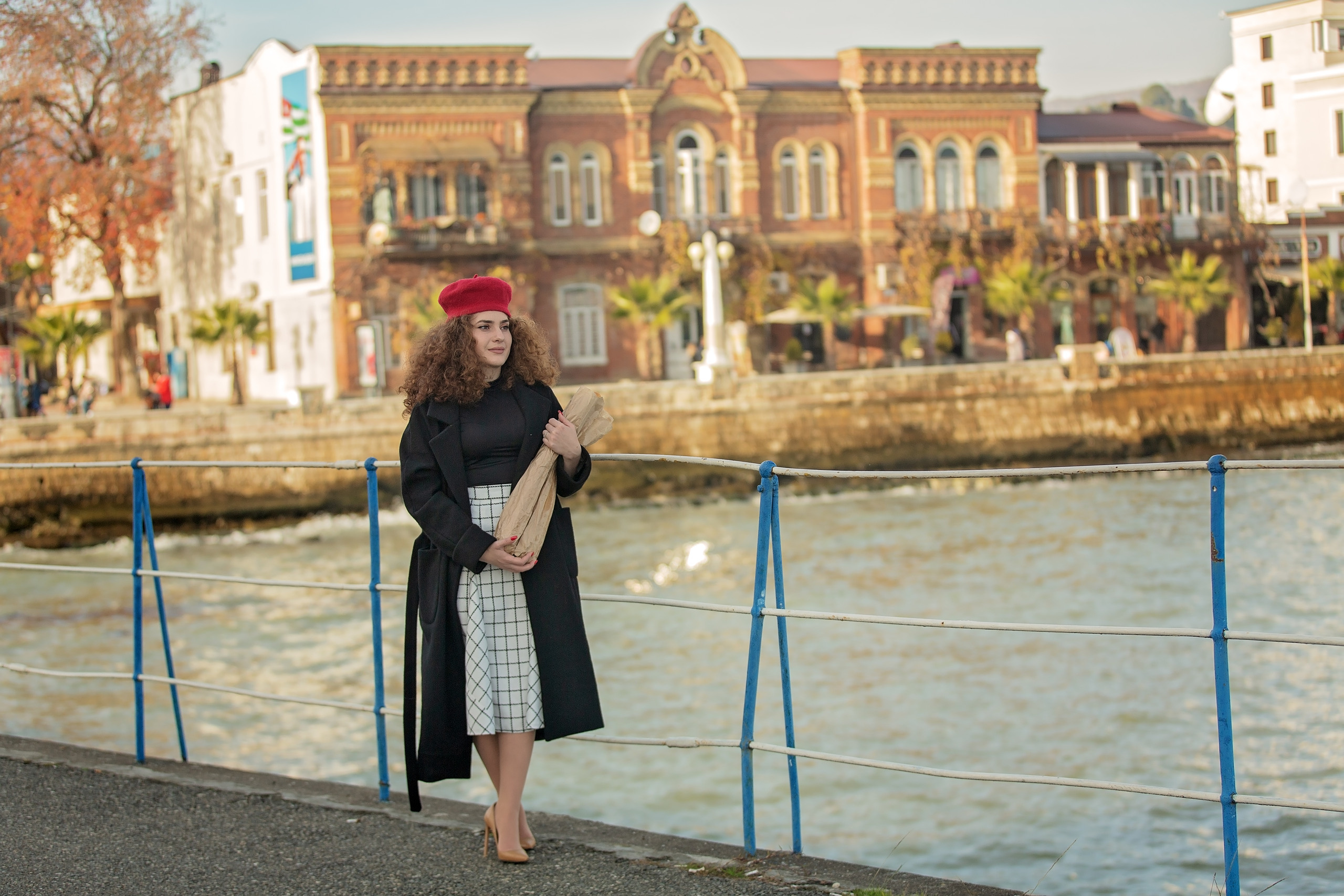 Девушка с французским багетом. Свадебный и семейный фотограф в Абхазии Эля Цишба