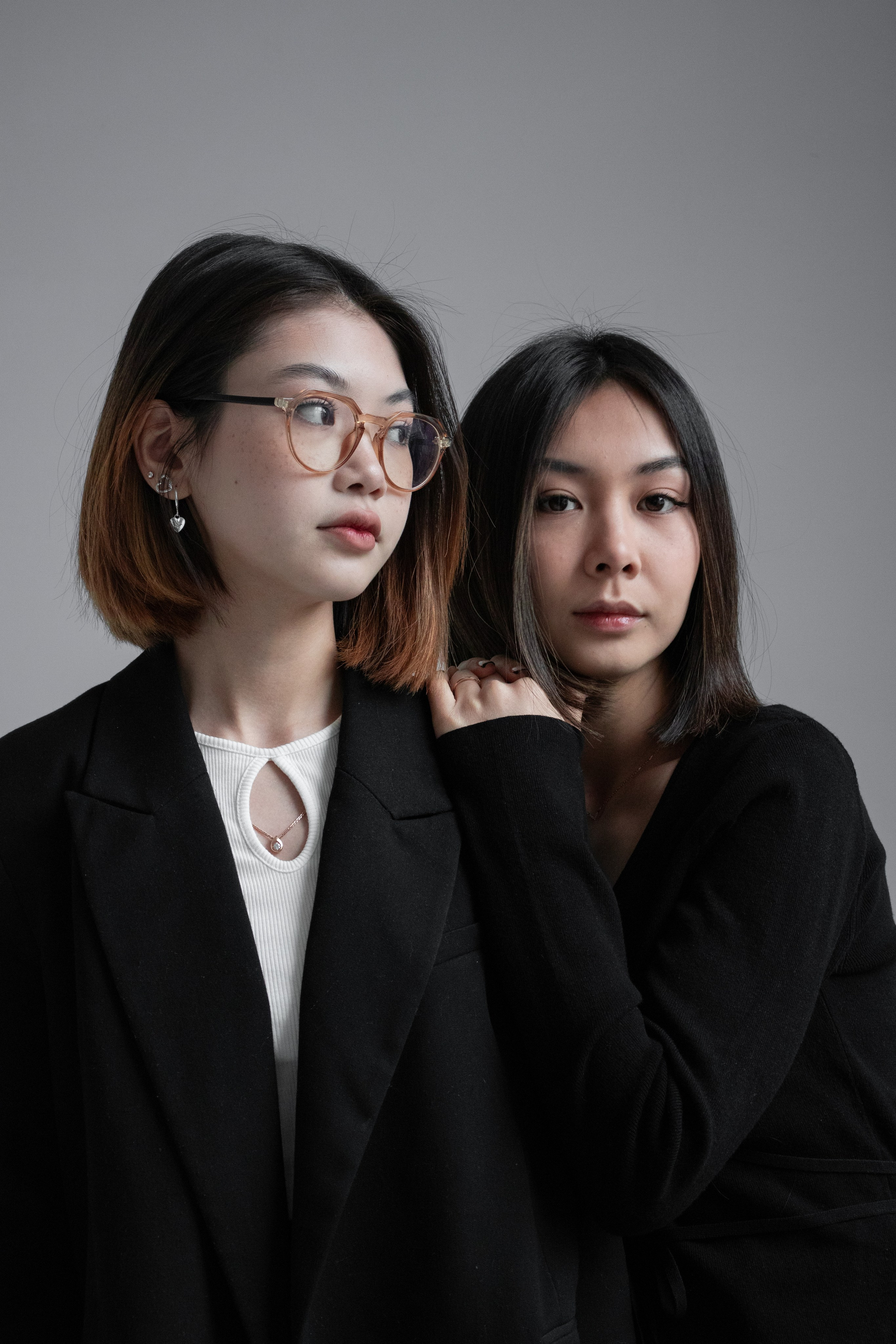 Семейная студийная фотосессия двух сестёр в городе Томск