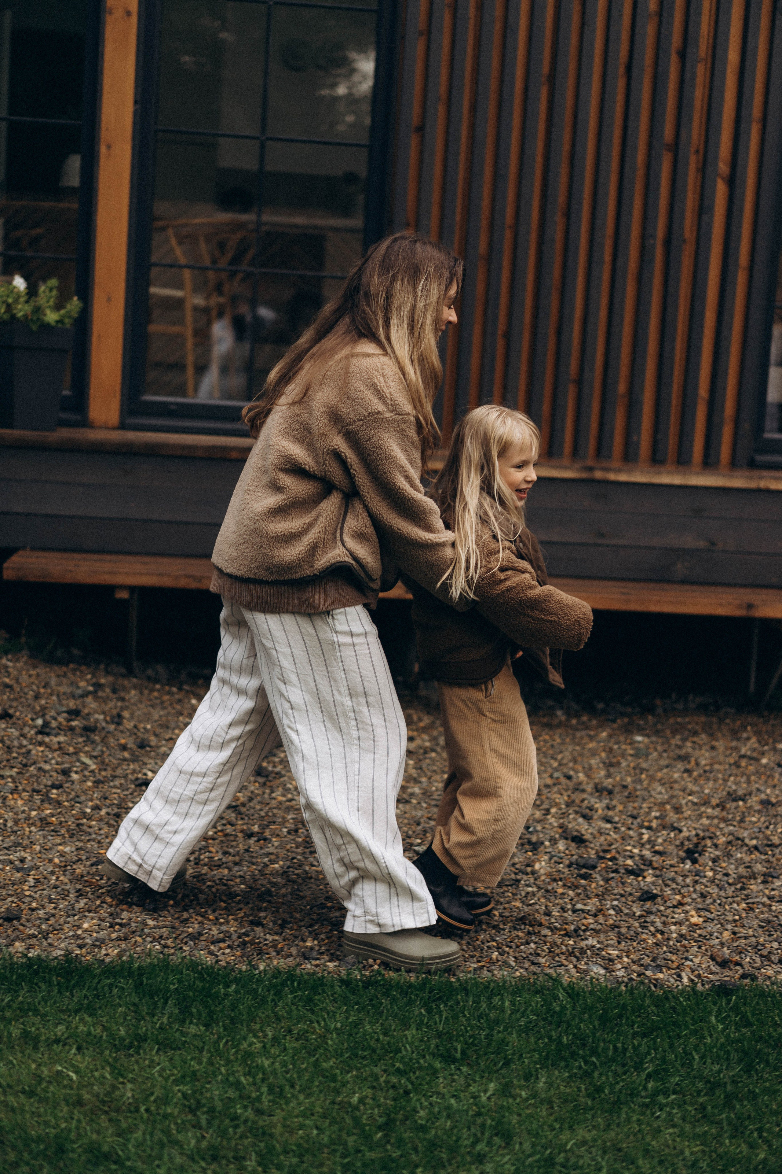 Фотосессия у дома во дворе мама и дочка. Фотограф Екатеринбург Кокшарова Александра