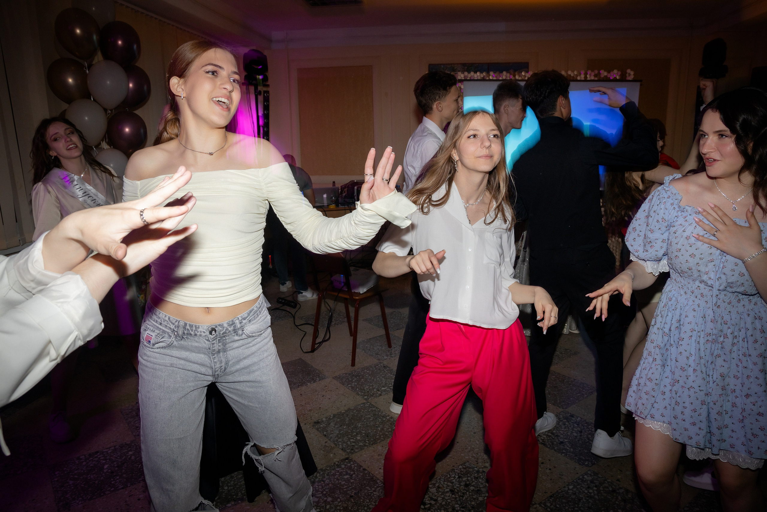 Школьный выпускной 2024 год в Соколе (Минск). Свадебный фотограф в Минске/Беларуси Сергей Спиридонов