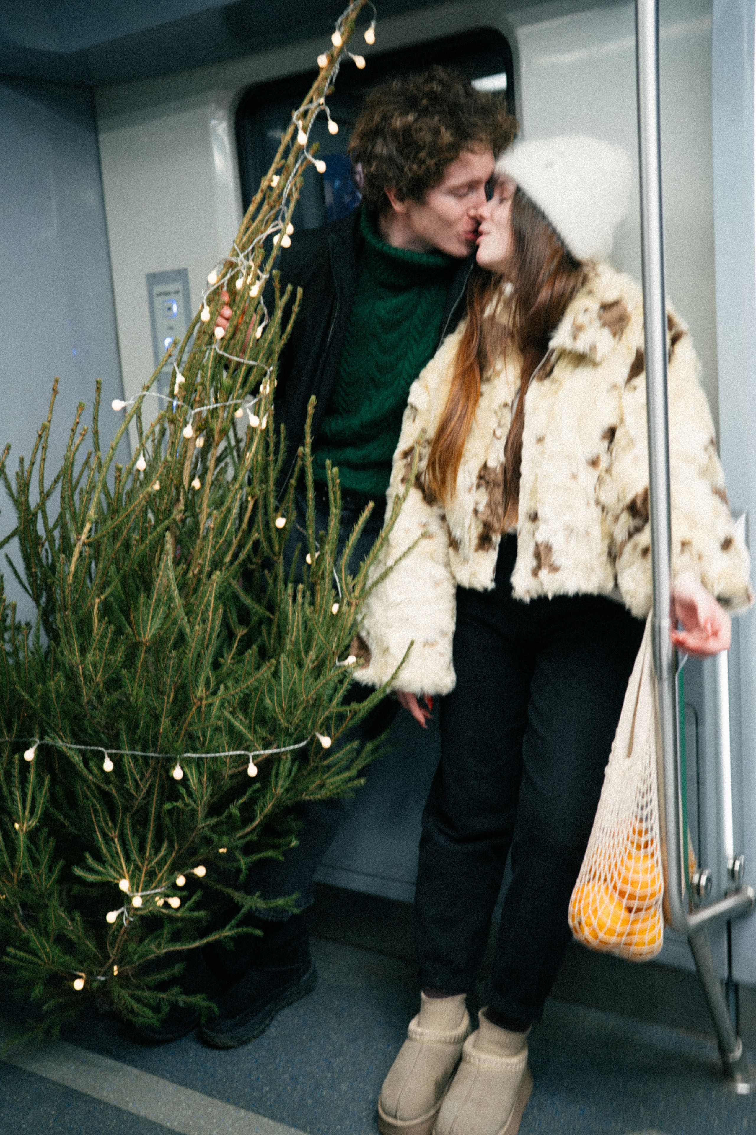 НОВОГОДНЯЯ ПРОГУЛКА ПАРЫ ПО ЧЕРНЫШЕВСКОЙ ПЕРЕД НОВЫМ ГОДОМ. Профессиональный фотограф, Санкт-Петербург — Виктория Богомолова