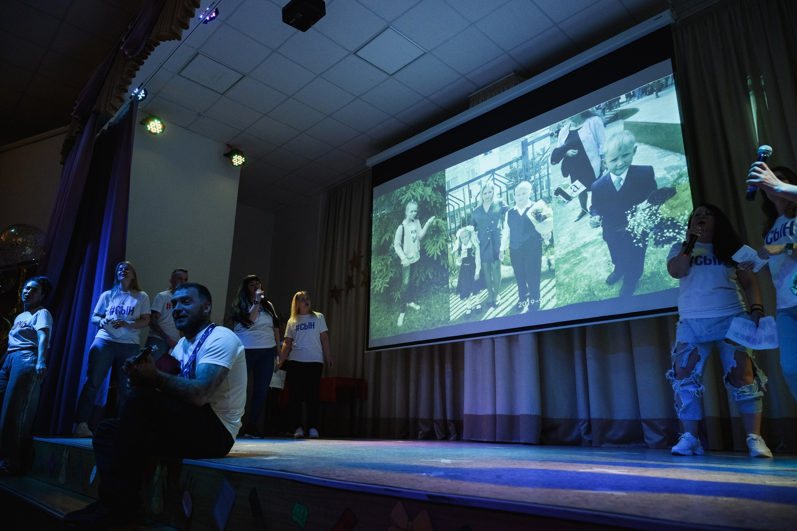 Фотосъемка последнего звонка в Петропавловске-Камчатском, Торжественная линейка выпускников в Петропавловске-Камчатском, Школьная фотосессия с учителями и одноклассниками в Петропавловске-Камчатском, Трогательные кадры прощания со школой в Петропавловске-Камчатском, Стоимость фотосъемки последнего звонка в Петропавловске-Камчатском.