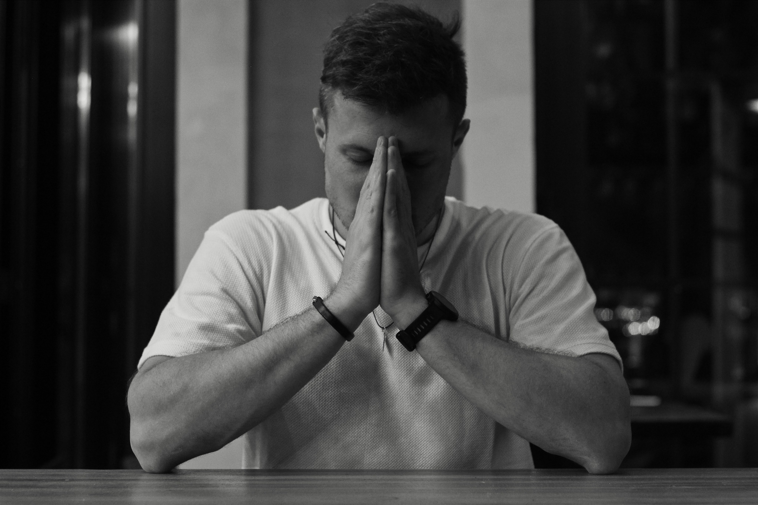 Мужской портрет. Контакты