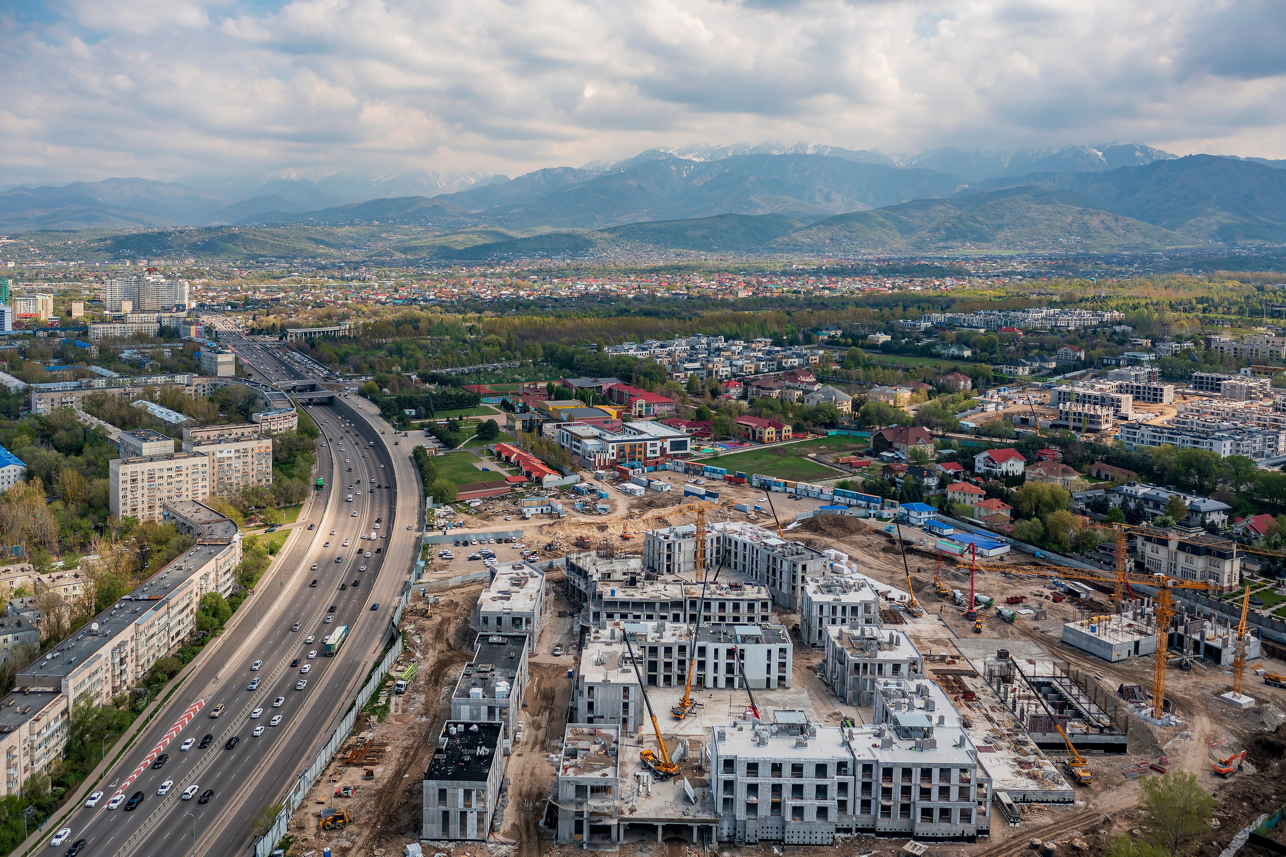 Алматы, ЖК 1st от Bi Group — аэросъёмка на фоне гор, апрель 2026. Интерьерный фотограф Алматы