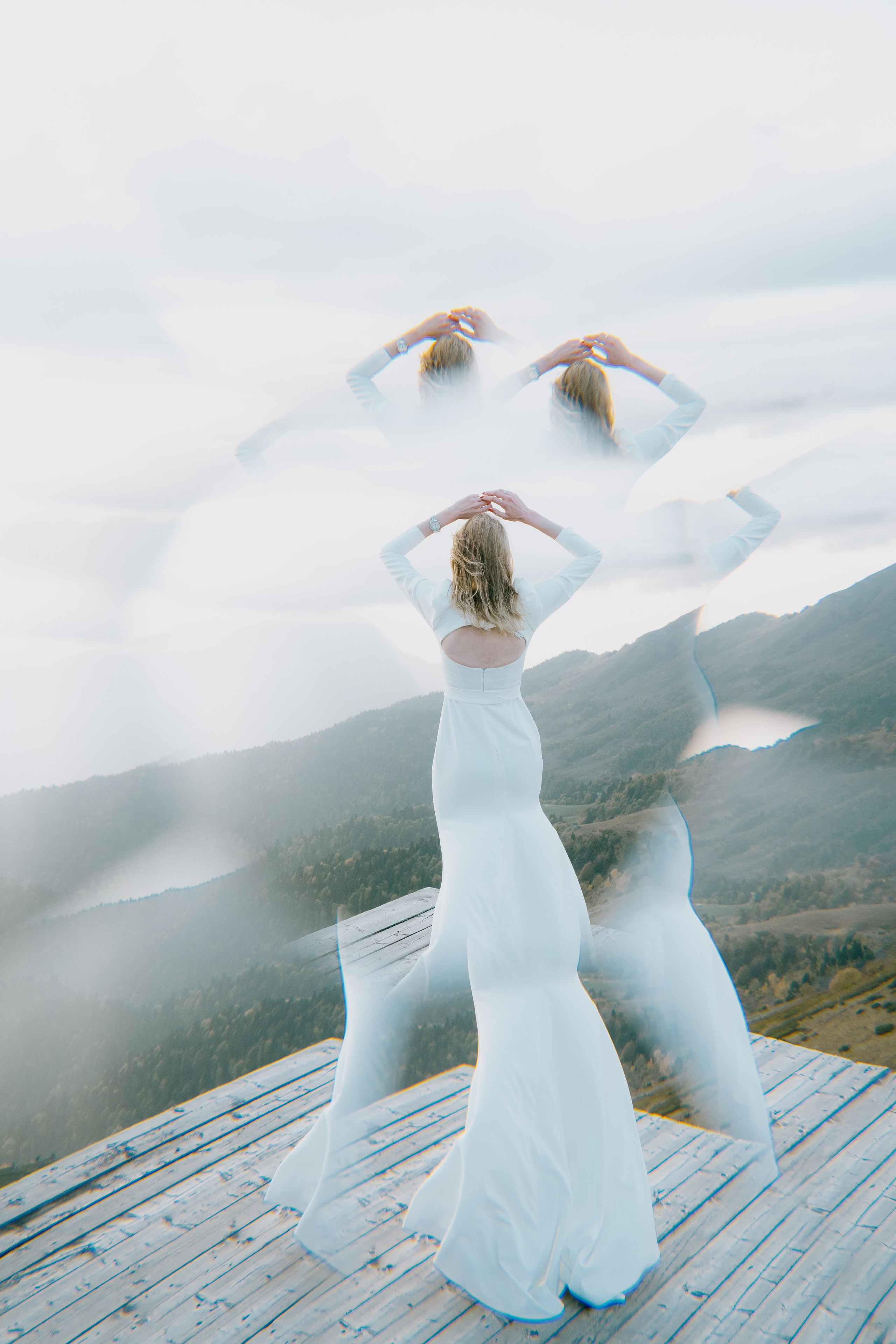 Фотокадр невесты в платье и на фоне горы