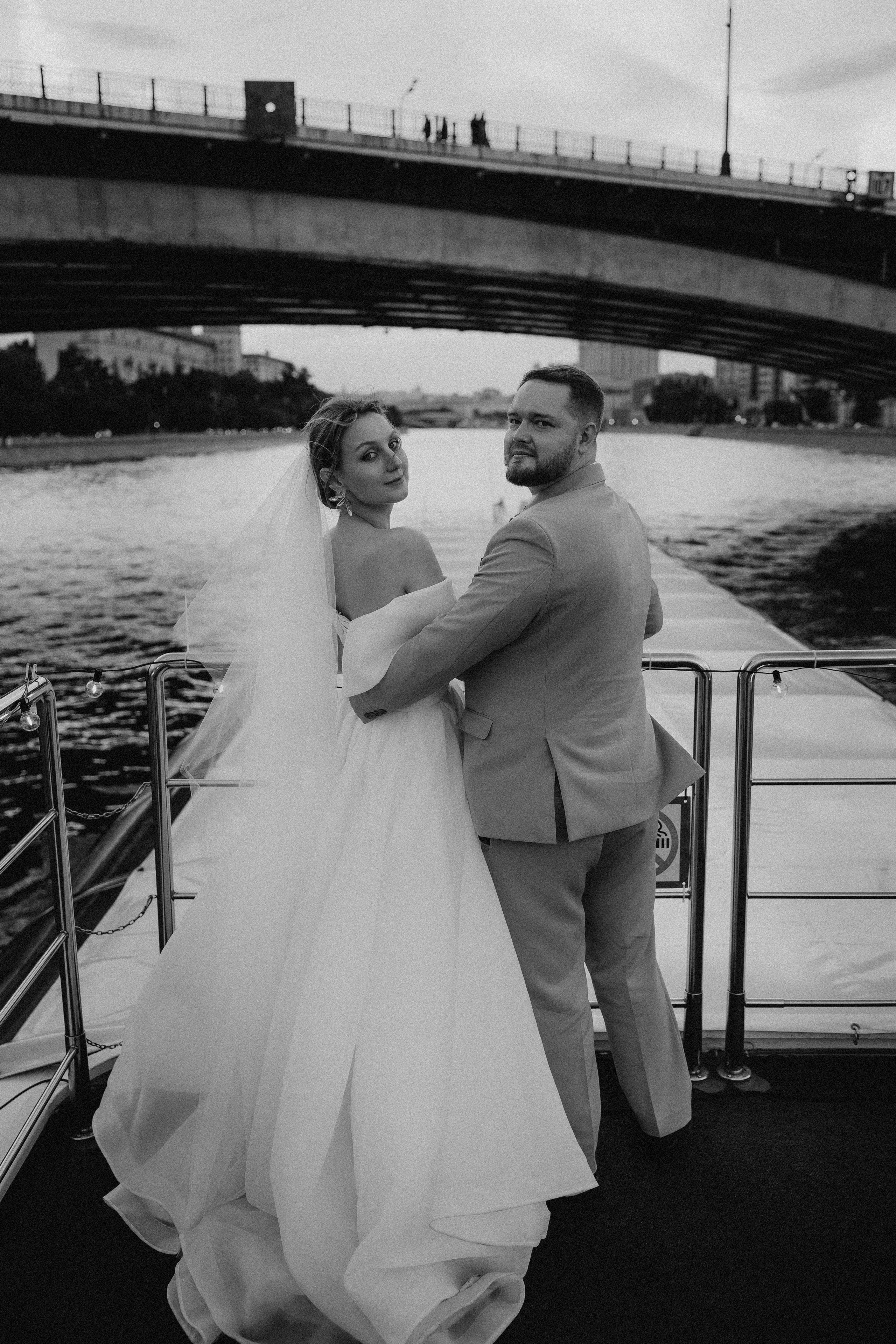 Утро невесты и свадебная фотосессия на теплоходе по Москве-реке