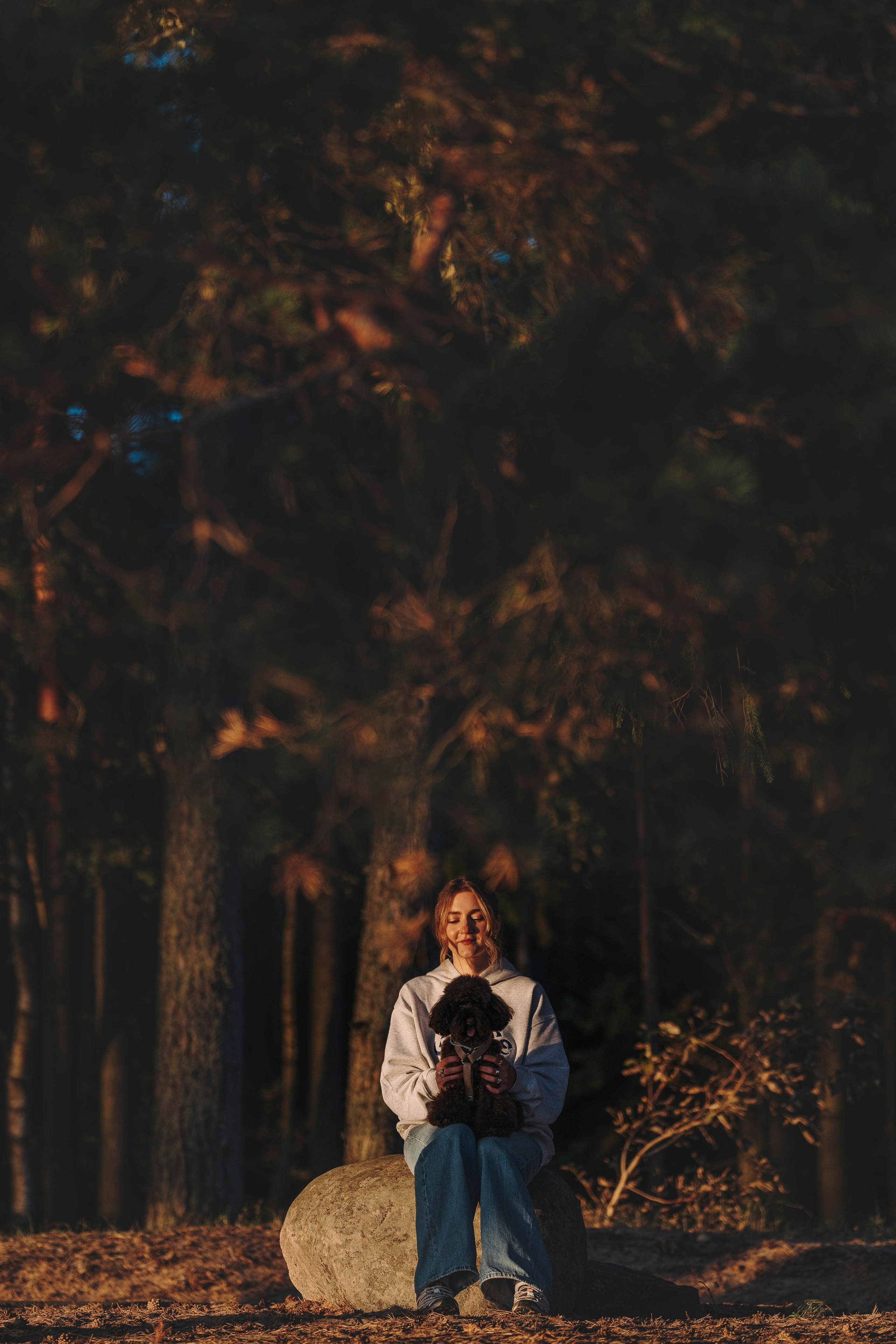 Фотосессия девушки с пуделем на пляже на закате. Фотограф анималист в Спб недорого Олеся Майорова