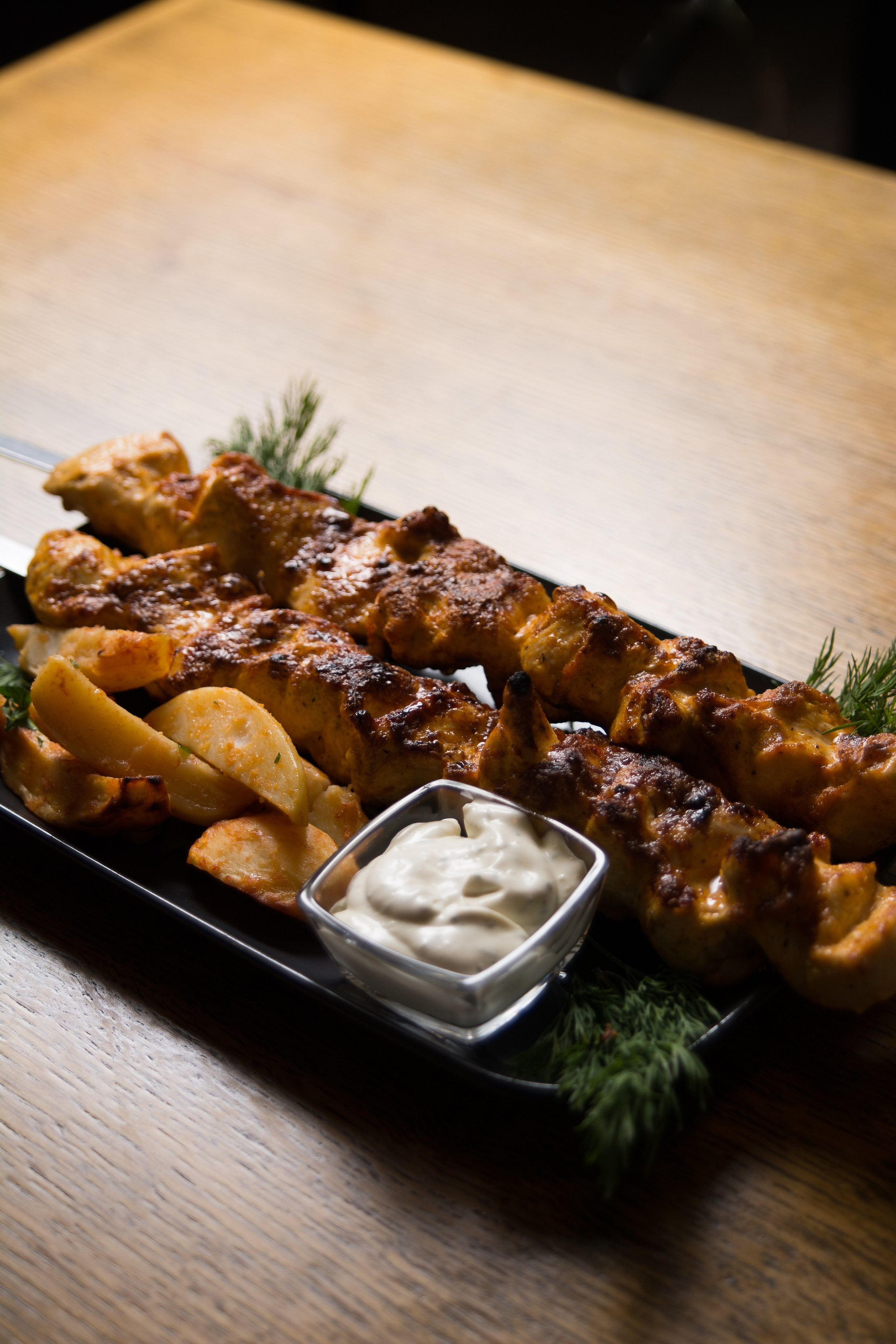 food фотограф Тимур Хабибуллин Уфа - шашлык с жаренной картошкой и соусом на подносе 
