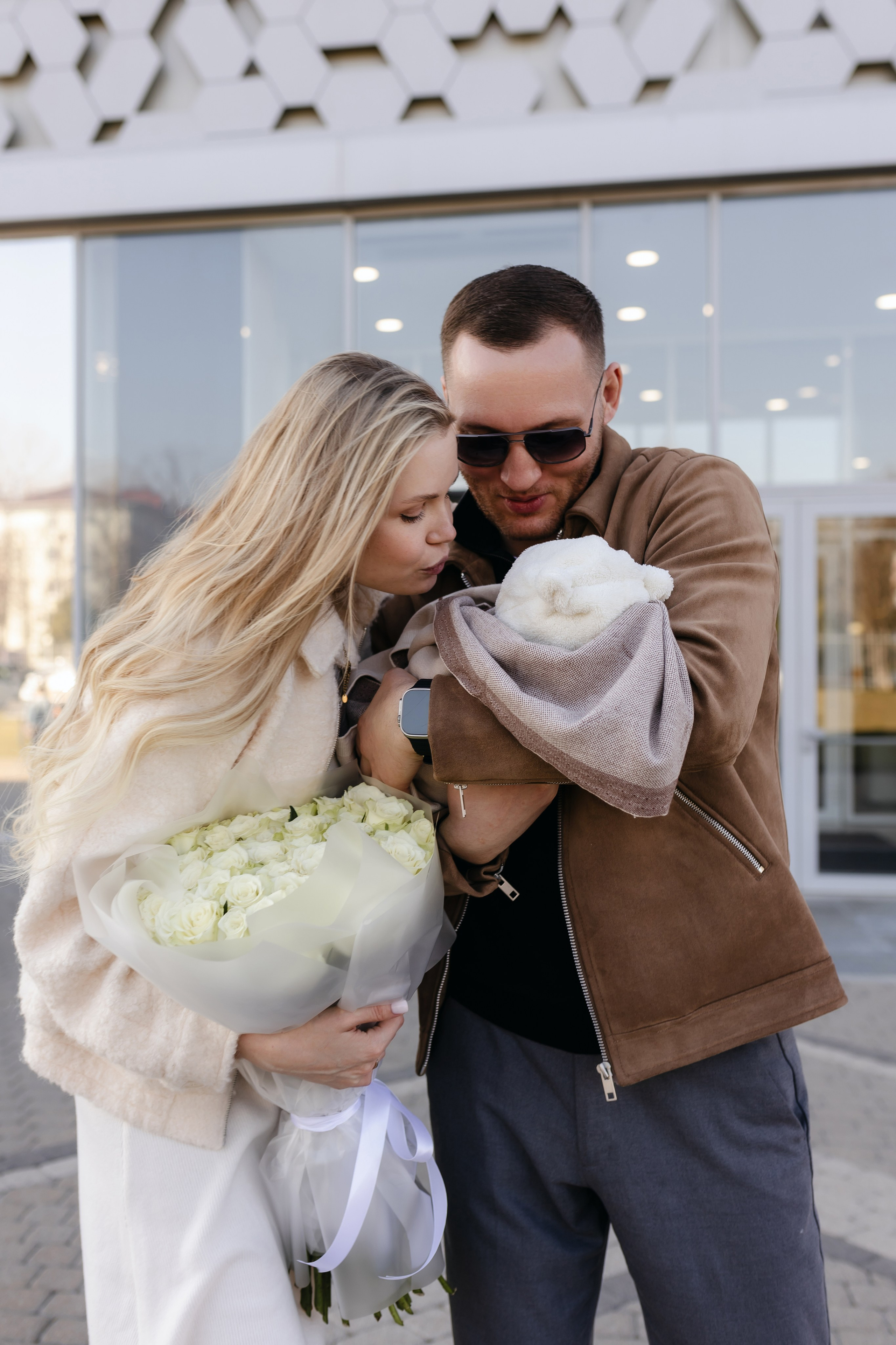 Фотограф на выписку из роддома в Краснодаре, выписка из Екатерининского роддома, фотограф Яна Морева. Семейный фотограф в Краснодаре Яна Морева
