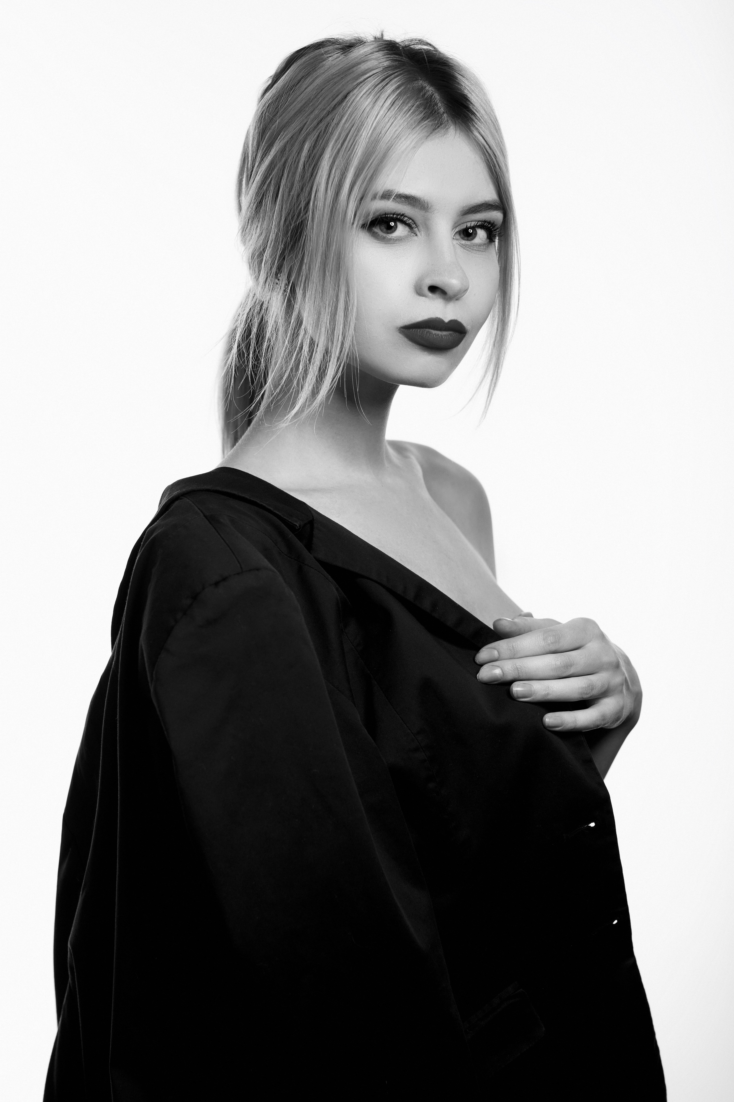 Портретная женская фотосессия в студии Саратов. Фотограф Сергей Сорокин — классический портрет и НЮ в Саратове