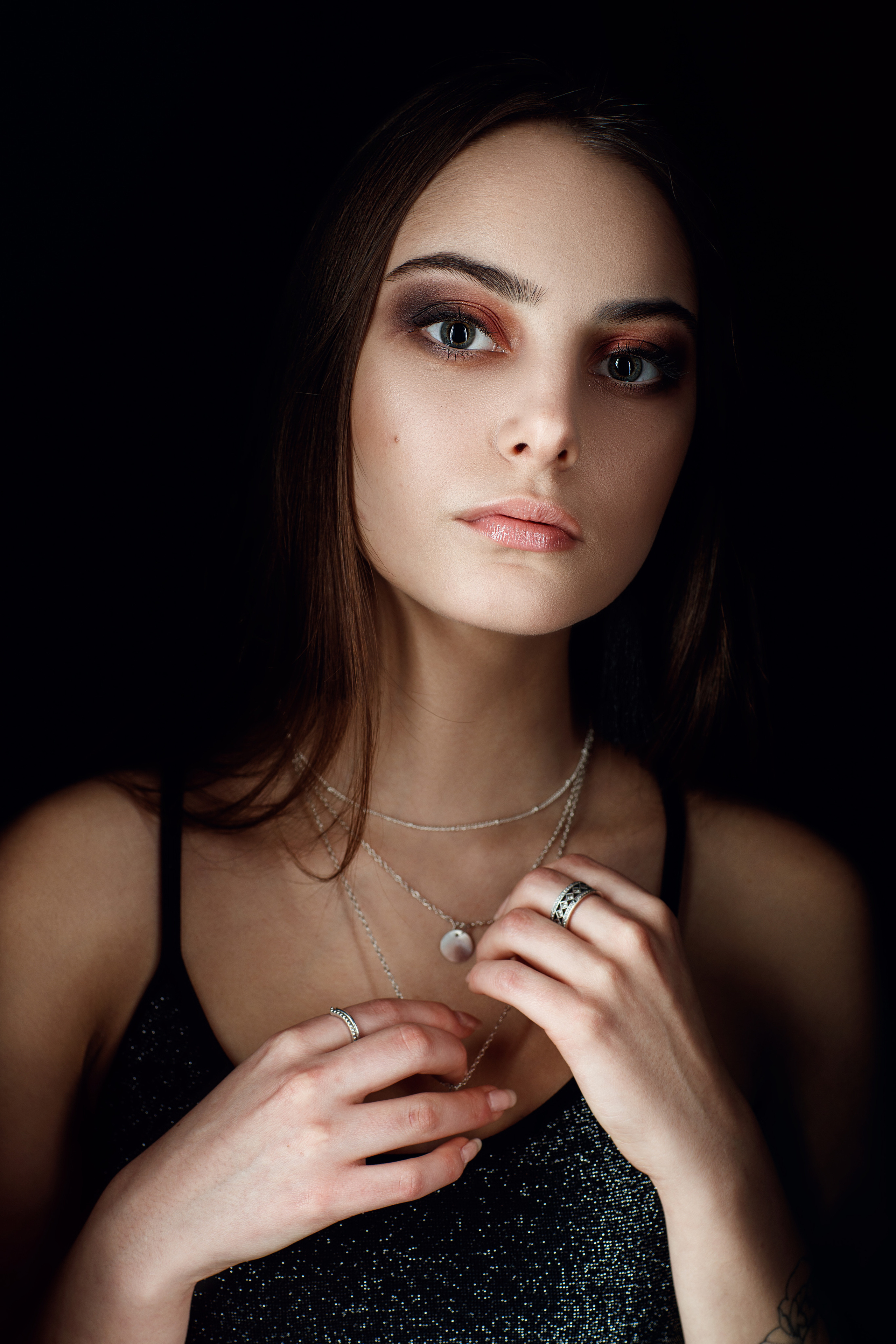 Портретная женская фотосессия в студии Саратов. Фотограф Сергей Сорокин — классический портрет и НЮ в Саратове