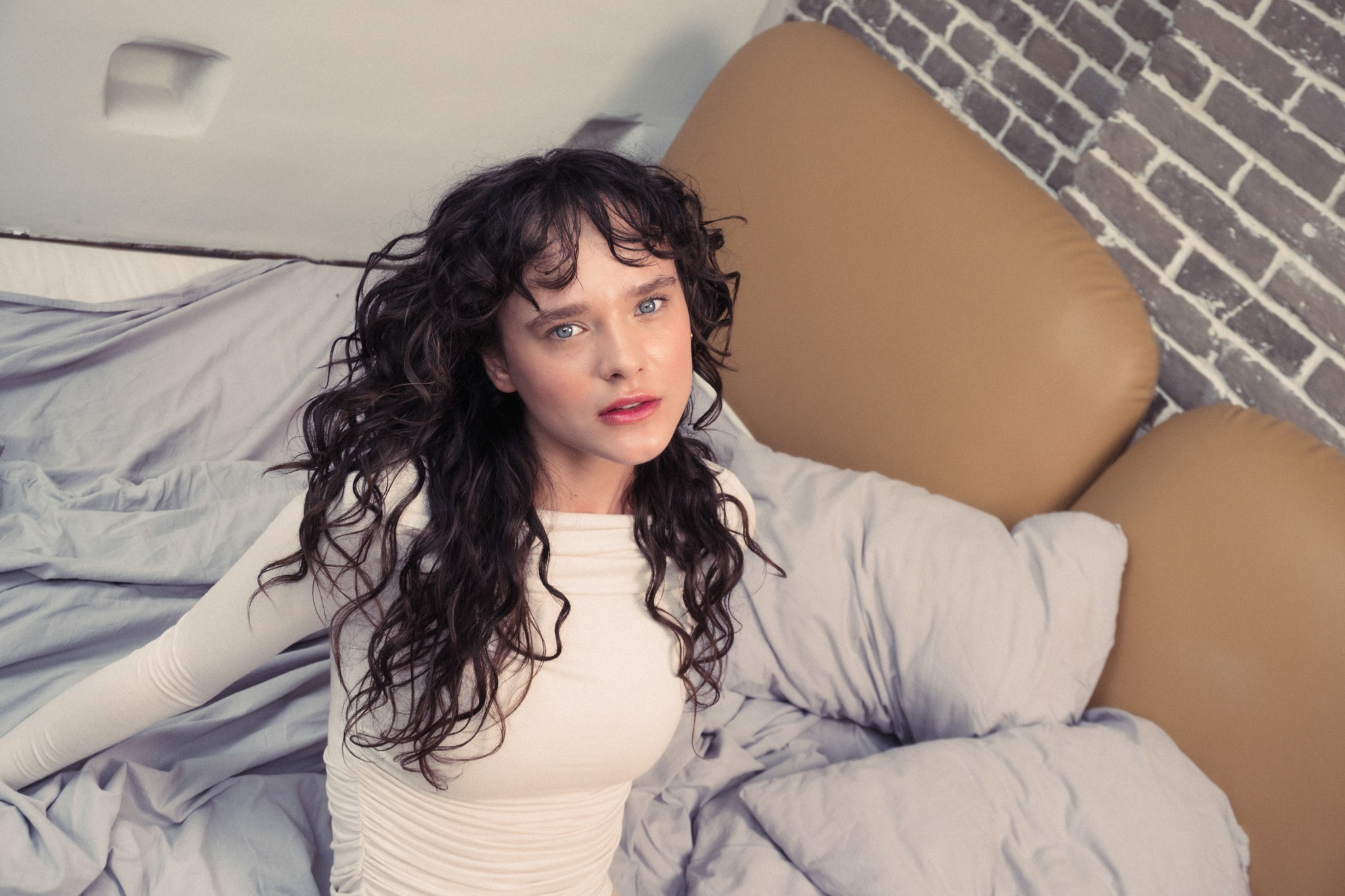 Естественная съемка девушки в стиле нюд в домашней одежде