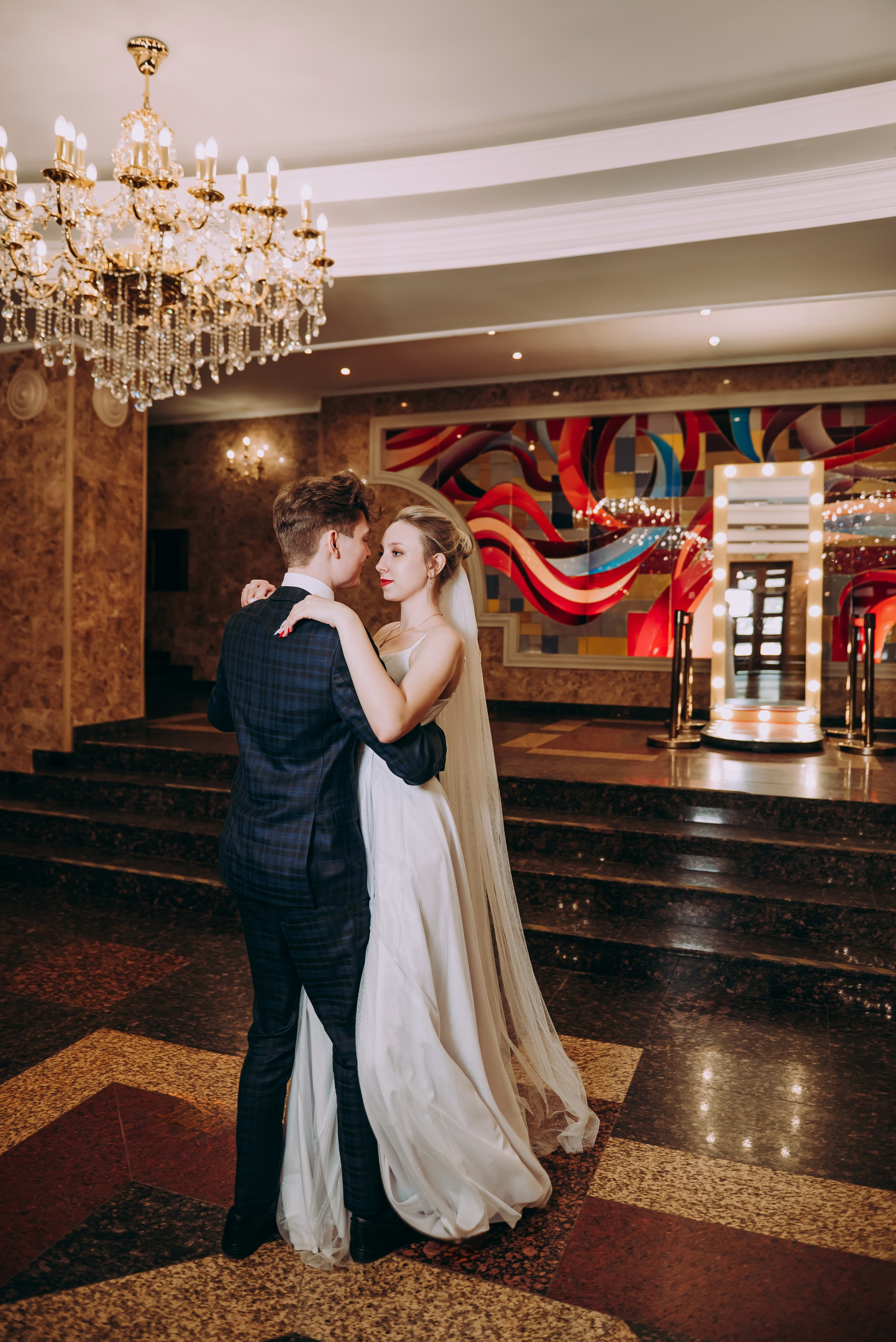 Свадебная фотосессия в музыкальном театре в г. Кемерово