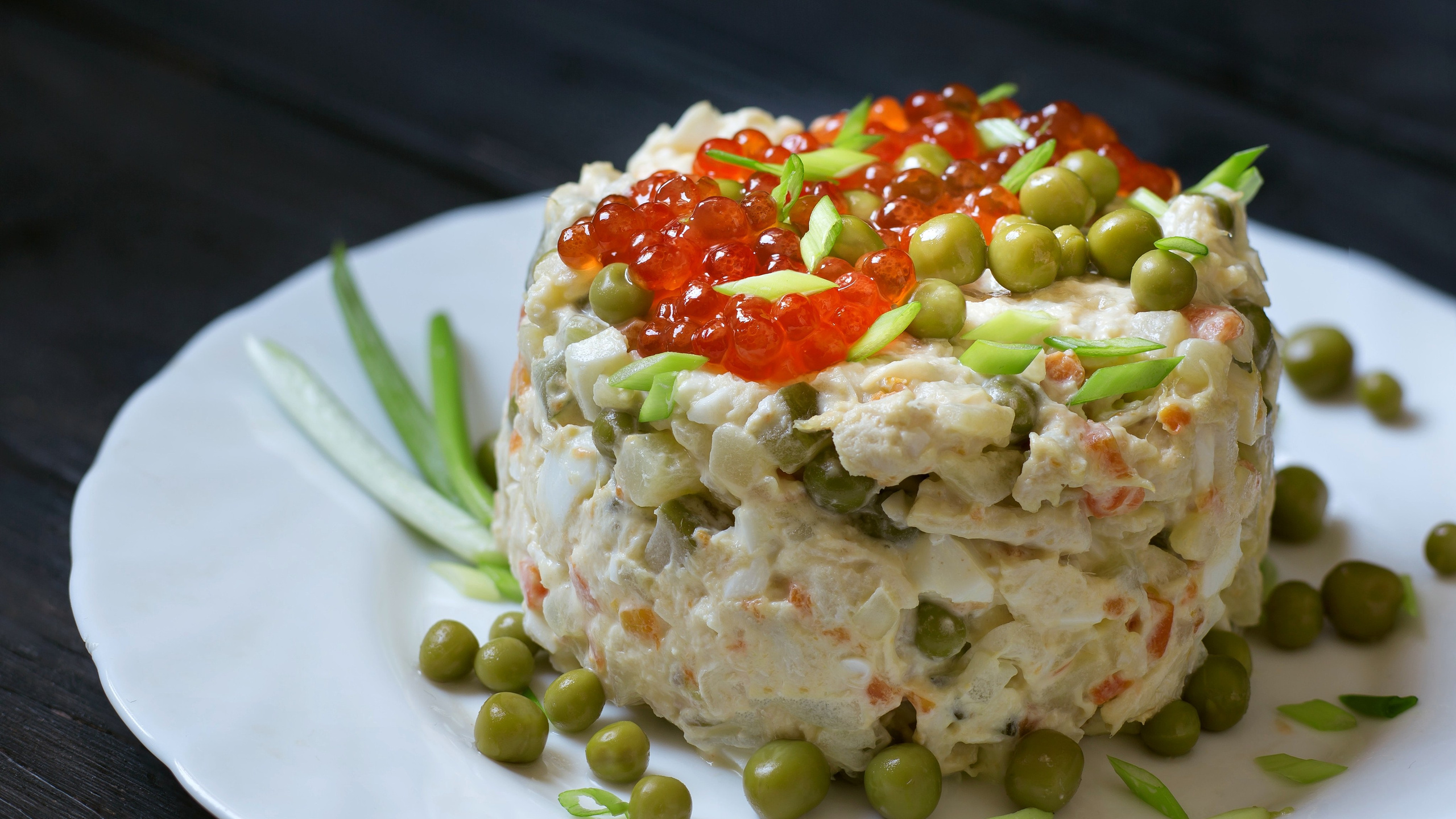 ресторанная подача - Оливье с красной икрой и зелёным луком