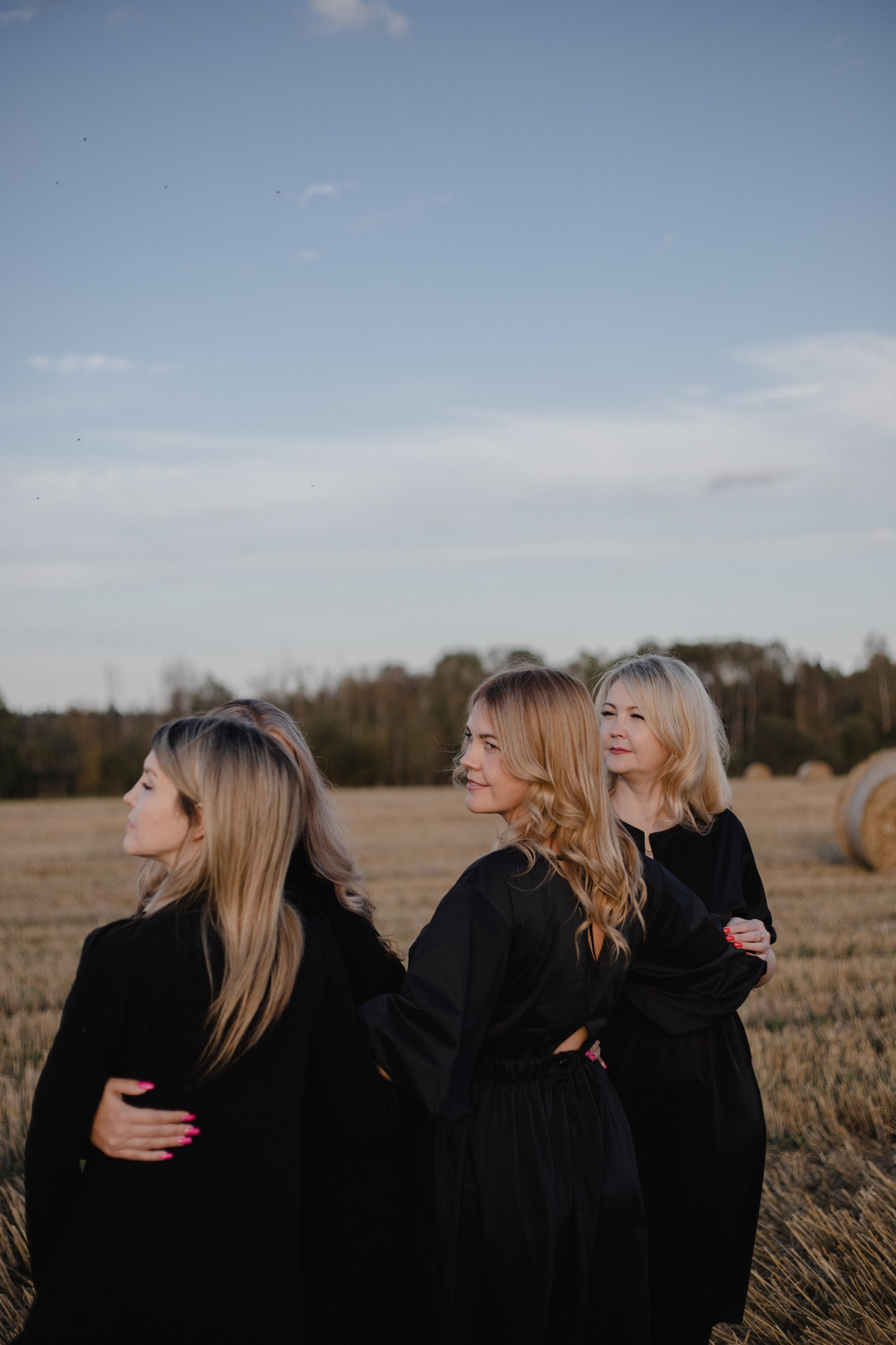 Однажды сестры в поле :)